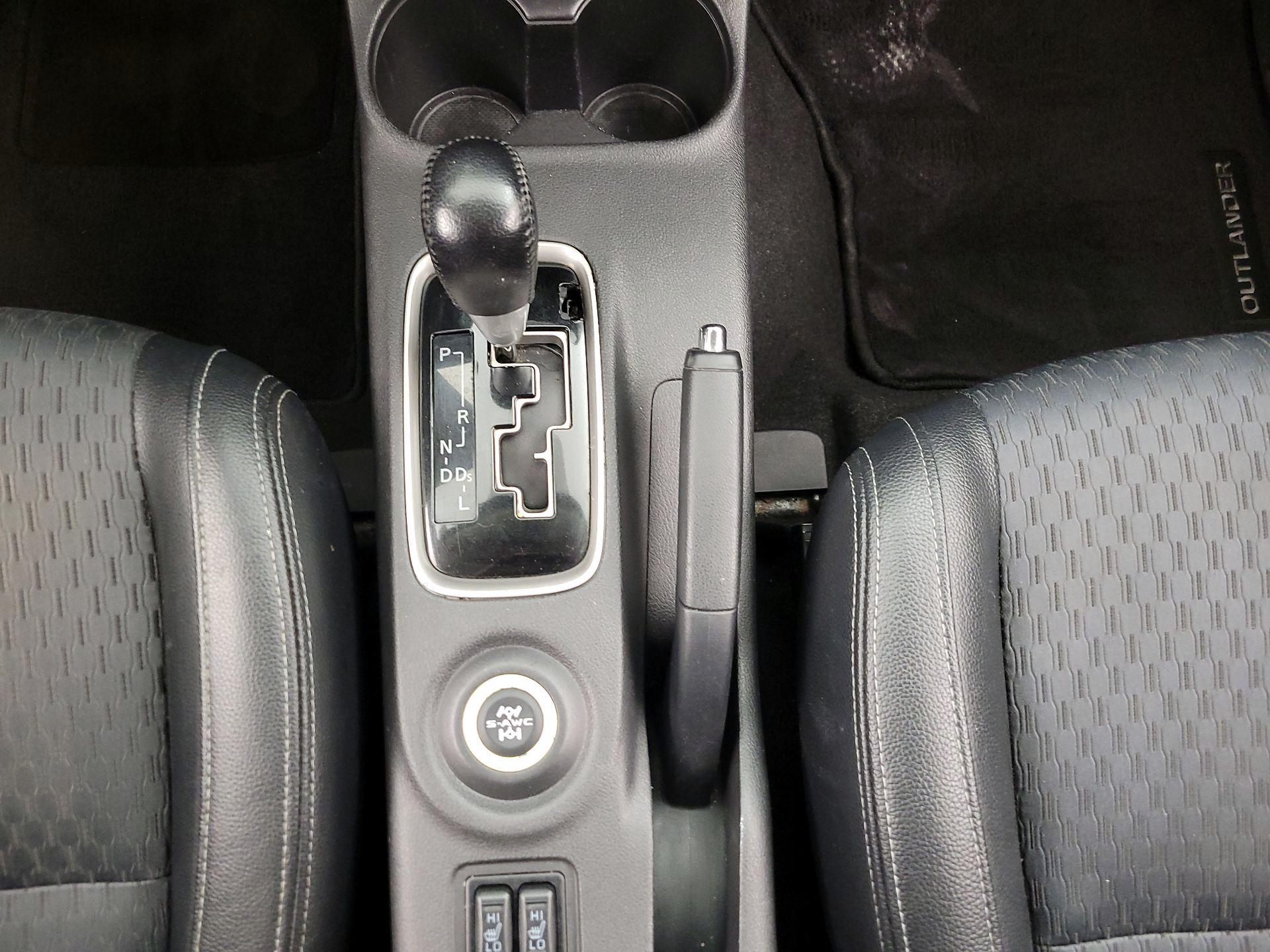 Thumbnail: 2015 Mitsubishi Outlander - 17
