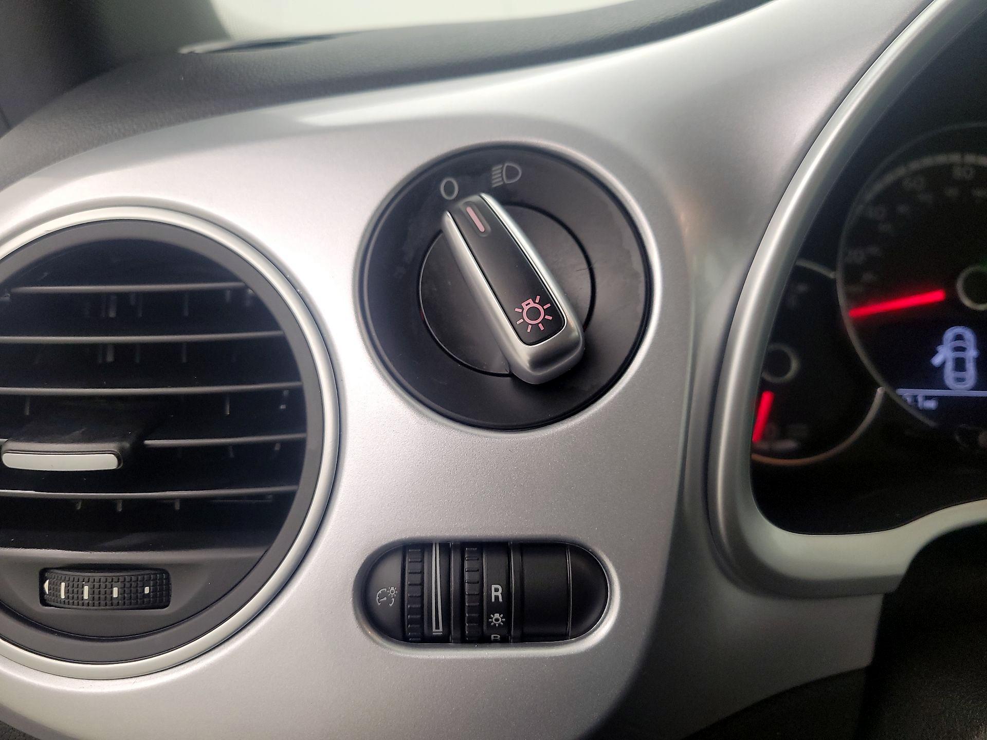 Thumbnail: 2013 Volkswagen Beetle - 13