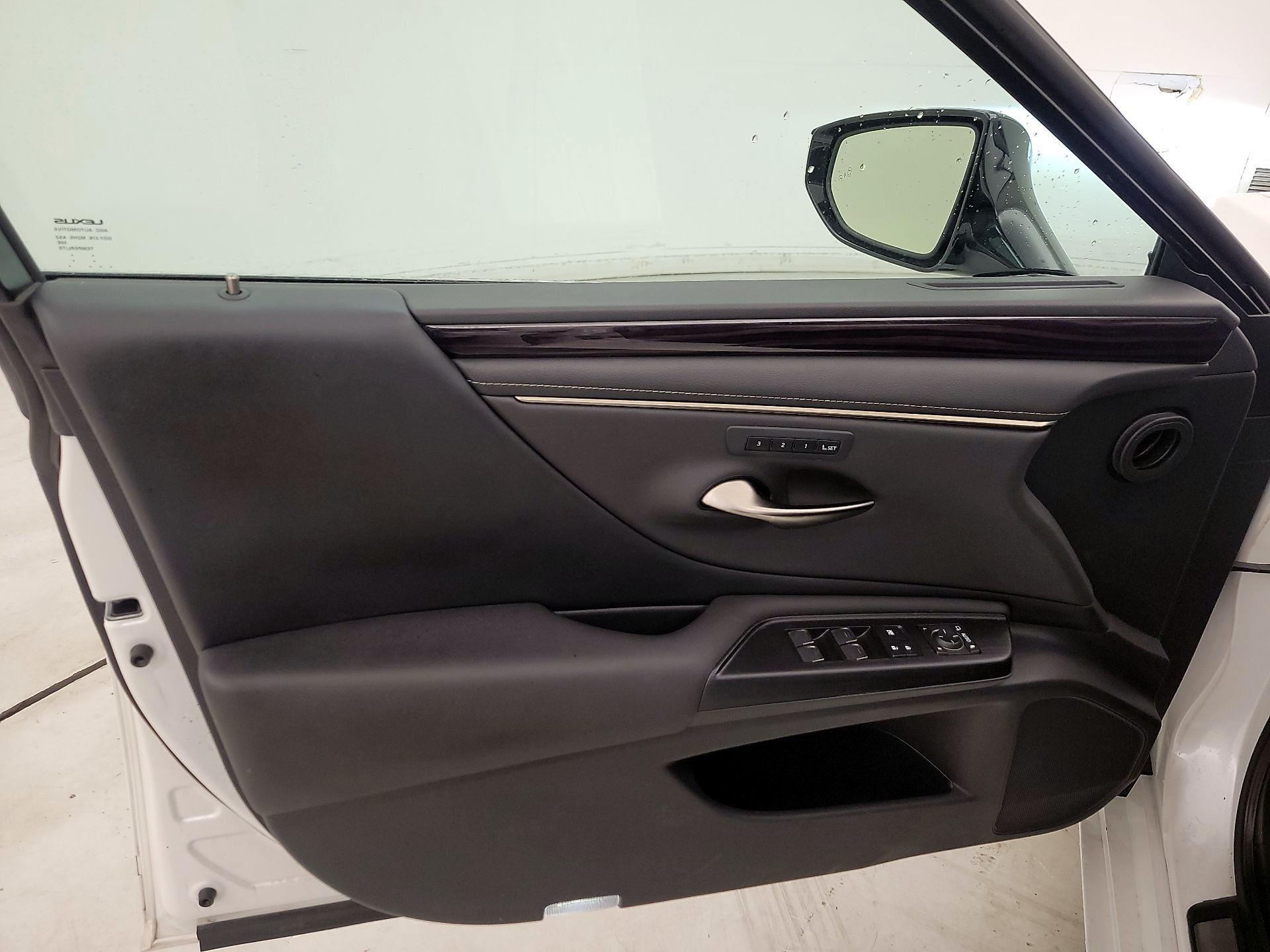 Thumbnail: 2021 Lexus ES - 12