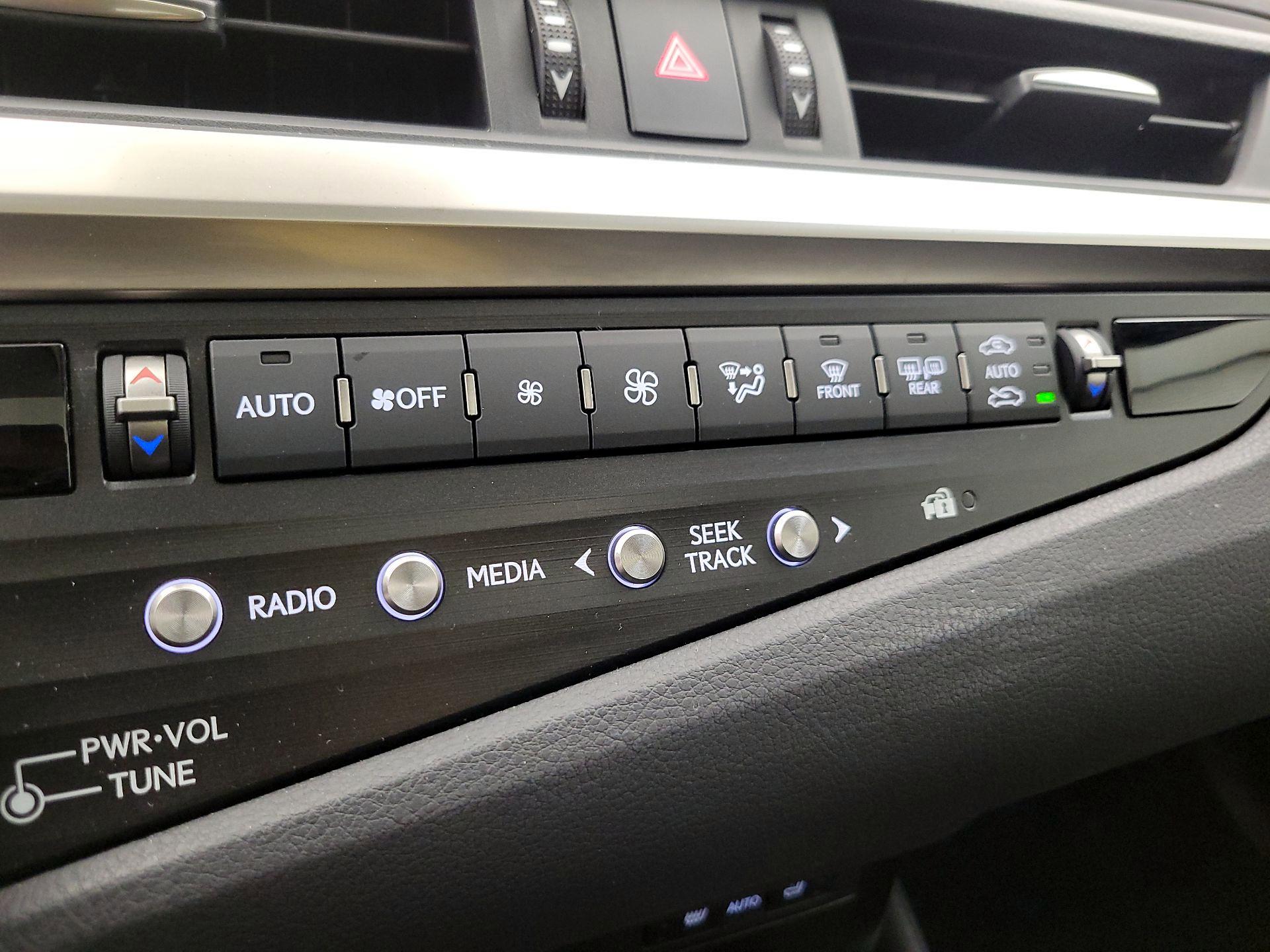Thumbnail: 2021 Lexus ES - 17
