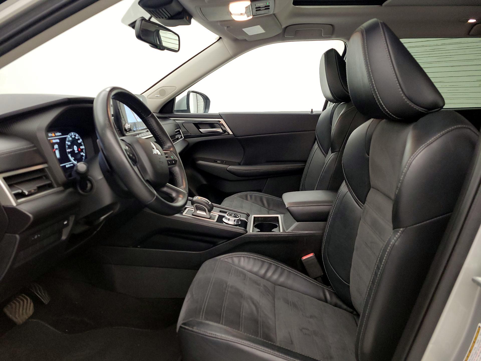 Thumbnail: 2022 Mitsubishi Outlander - 11