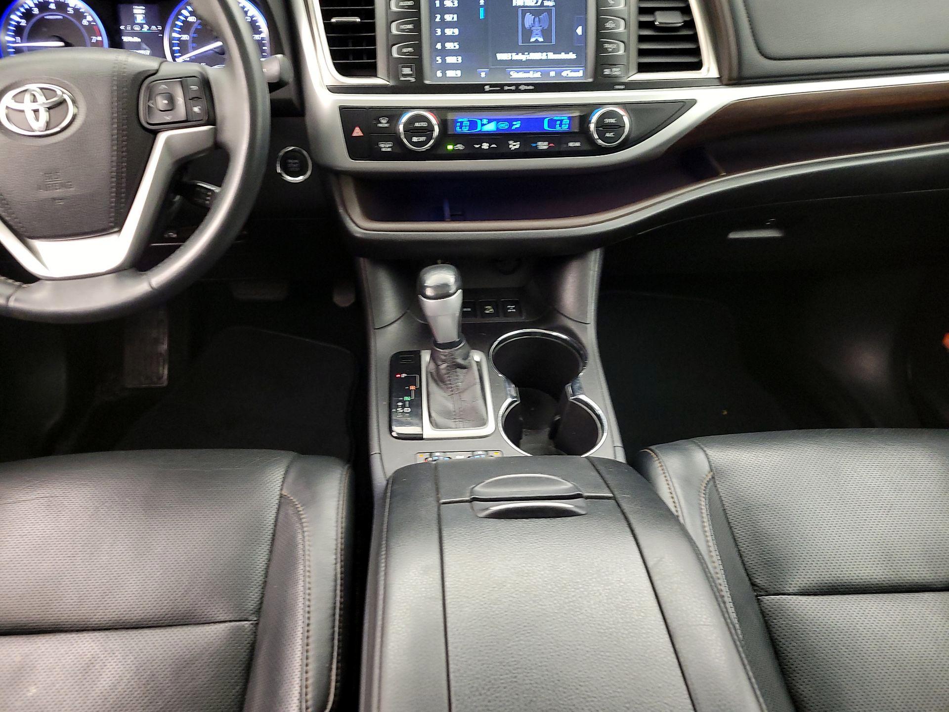 Thumbnail: 2016 Toyota Highlander - 17