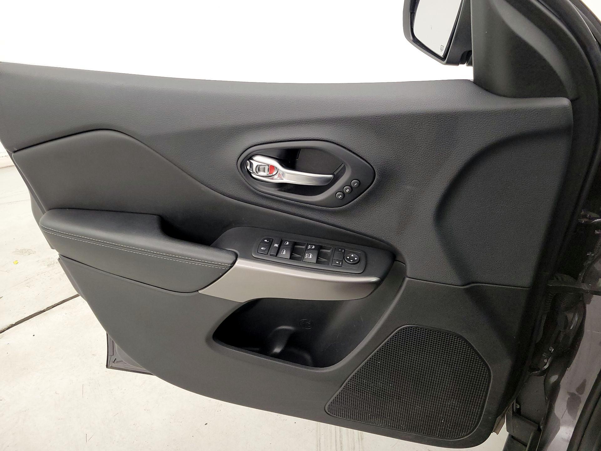 Thumbnail: 2019 Jeep Cherokee - 12