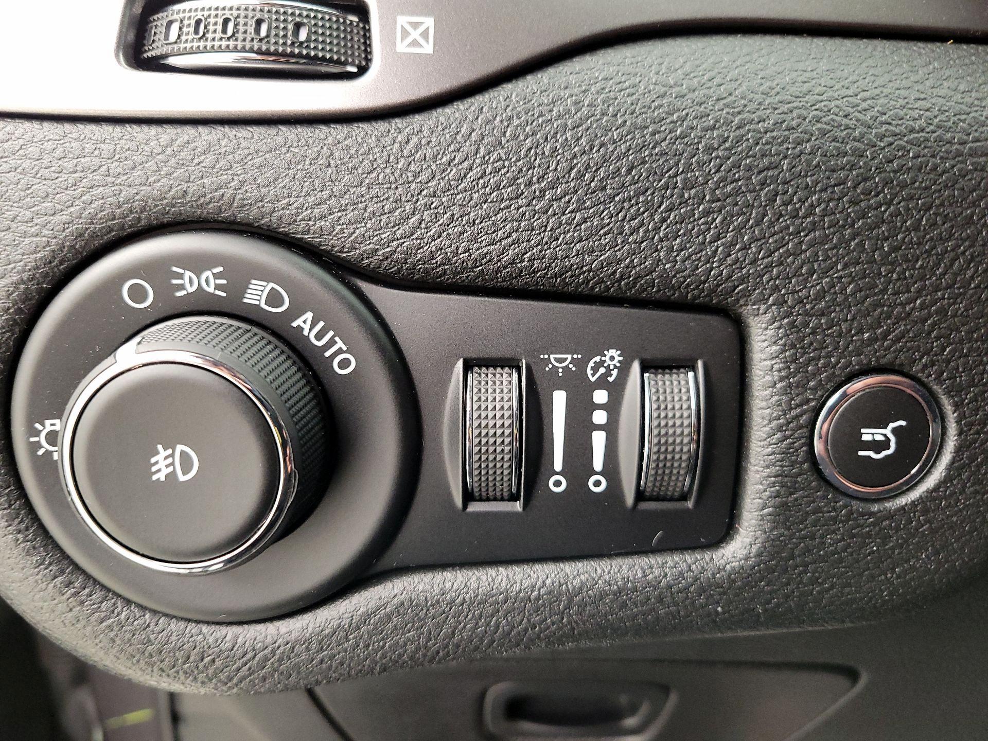 Thumbnail: 2019 Jeep Cherokee - 13