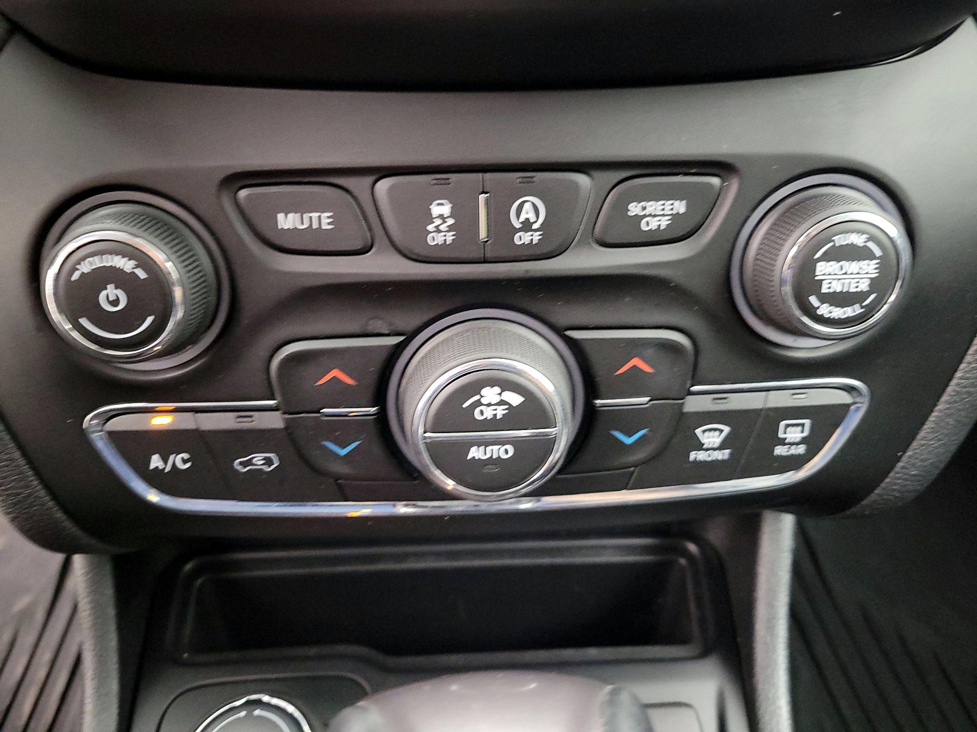 Thumbnail: 2019 Jeep Cherokee - 16