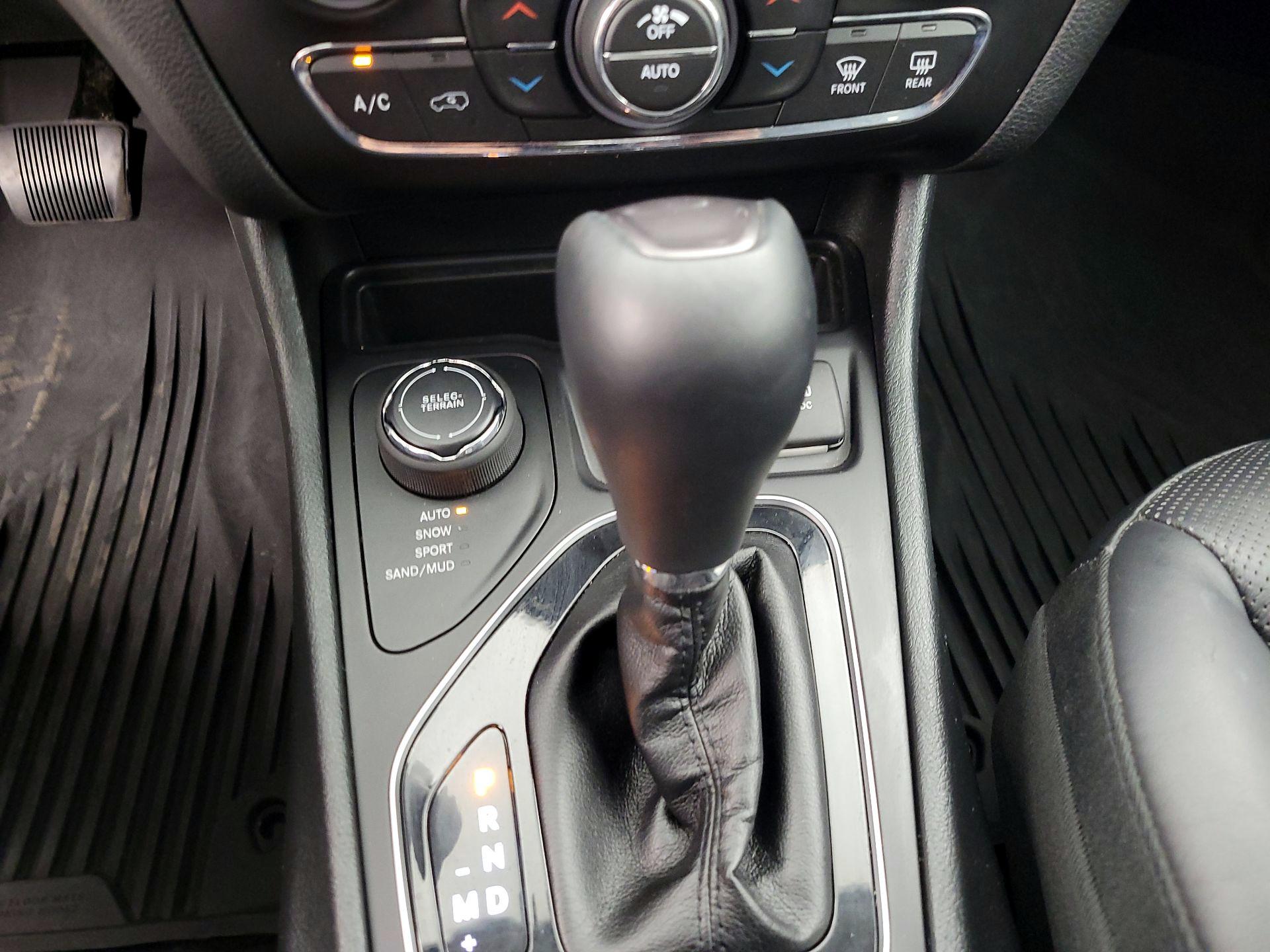 Thumbnail: 2019 Jeep Cherokee - 17