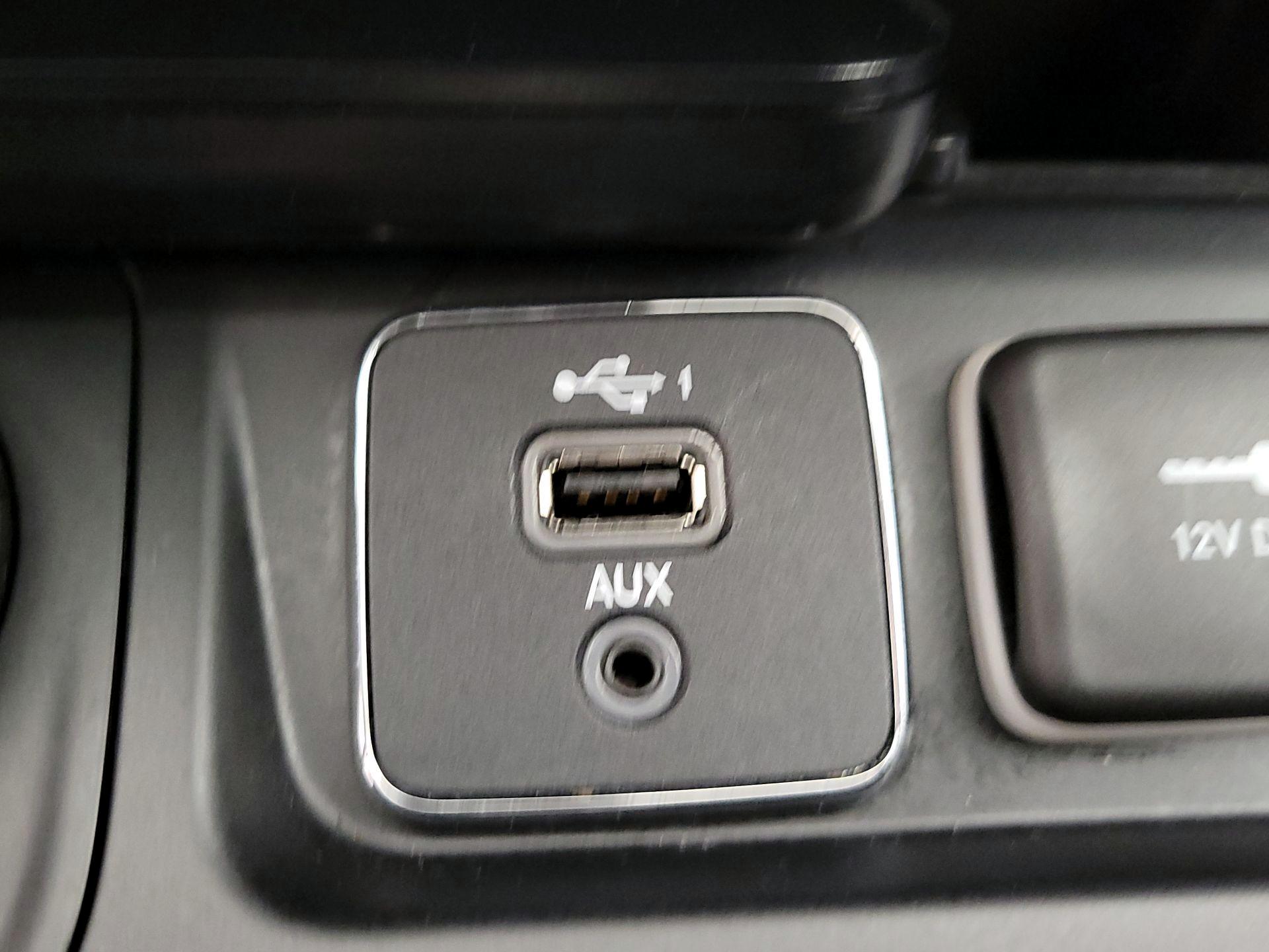 Thumbnail: 2019 Jeep Cherokee - 18