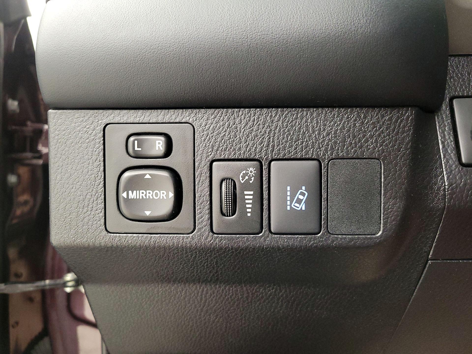 Thumbnail: 2018 Toyota RAV4 - 13