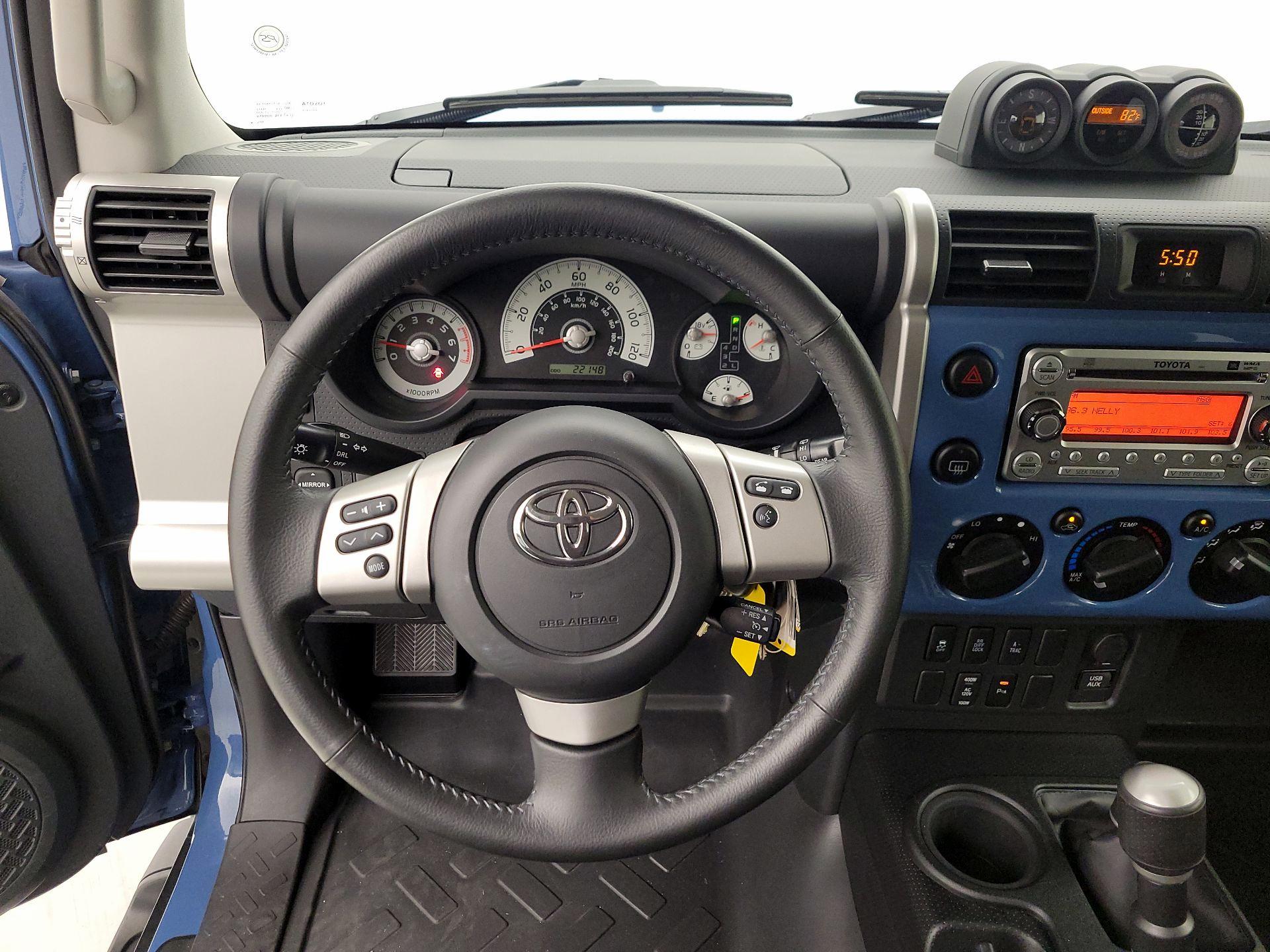 Thumbnail: 2013 Toyota FJ Cruiser - 10