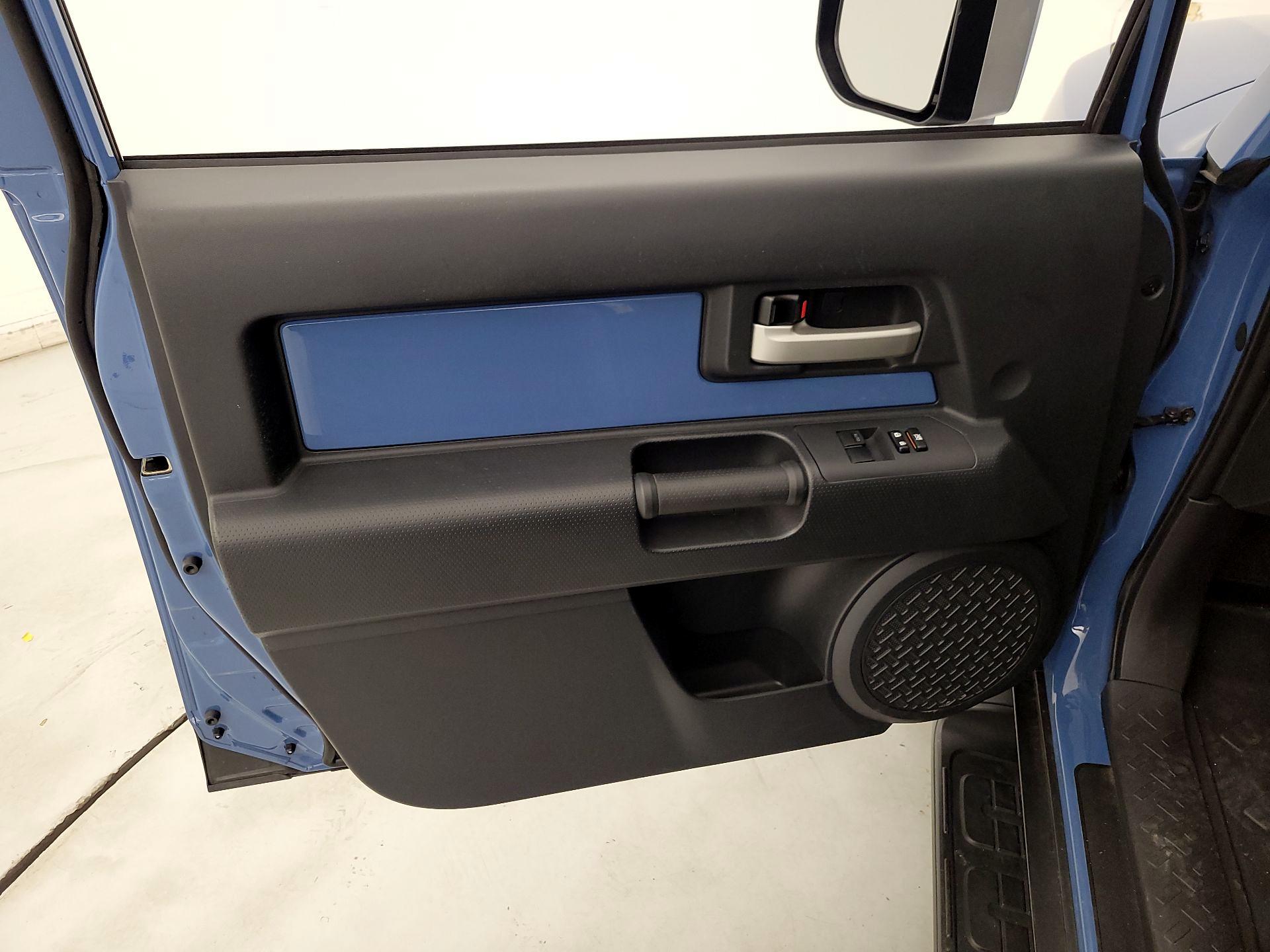 Thumbnail: 2013 Toyota FJ Cruiser - 12