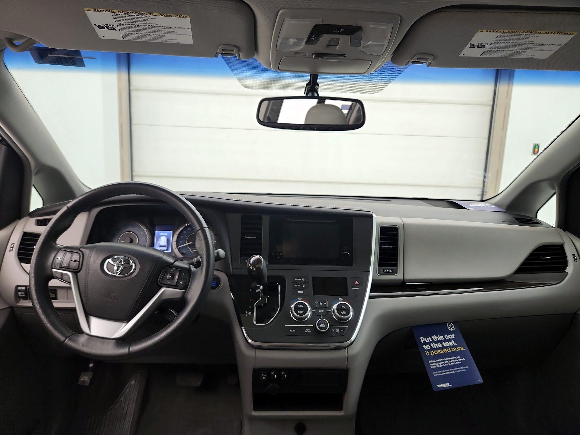 Thumbnail: 2017 Toyota Sienna - 9