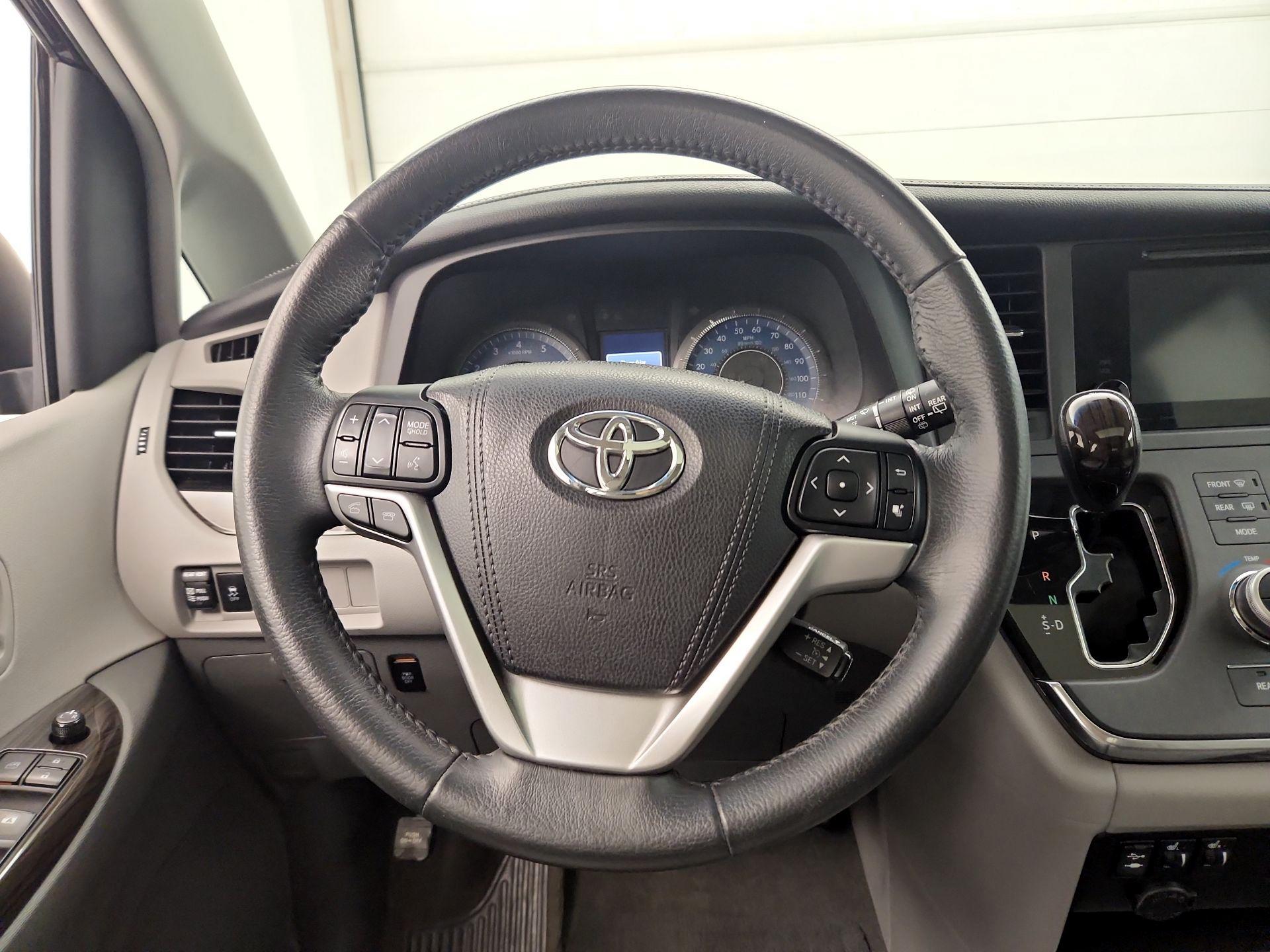 Thumbnail: 2017 Toyota Sienna - 10