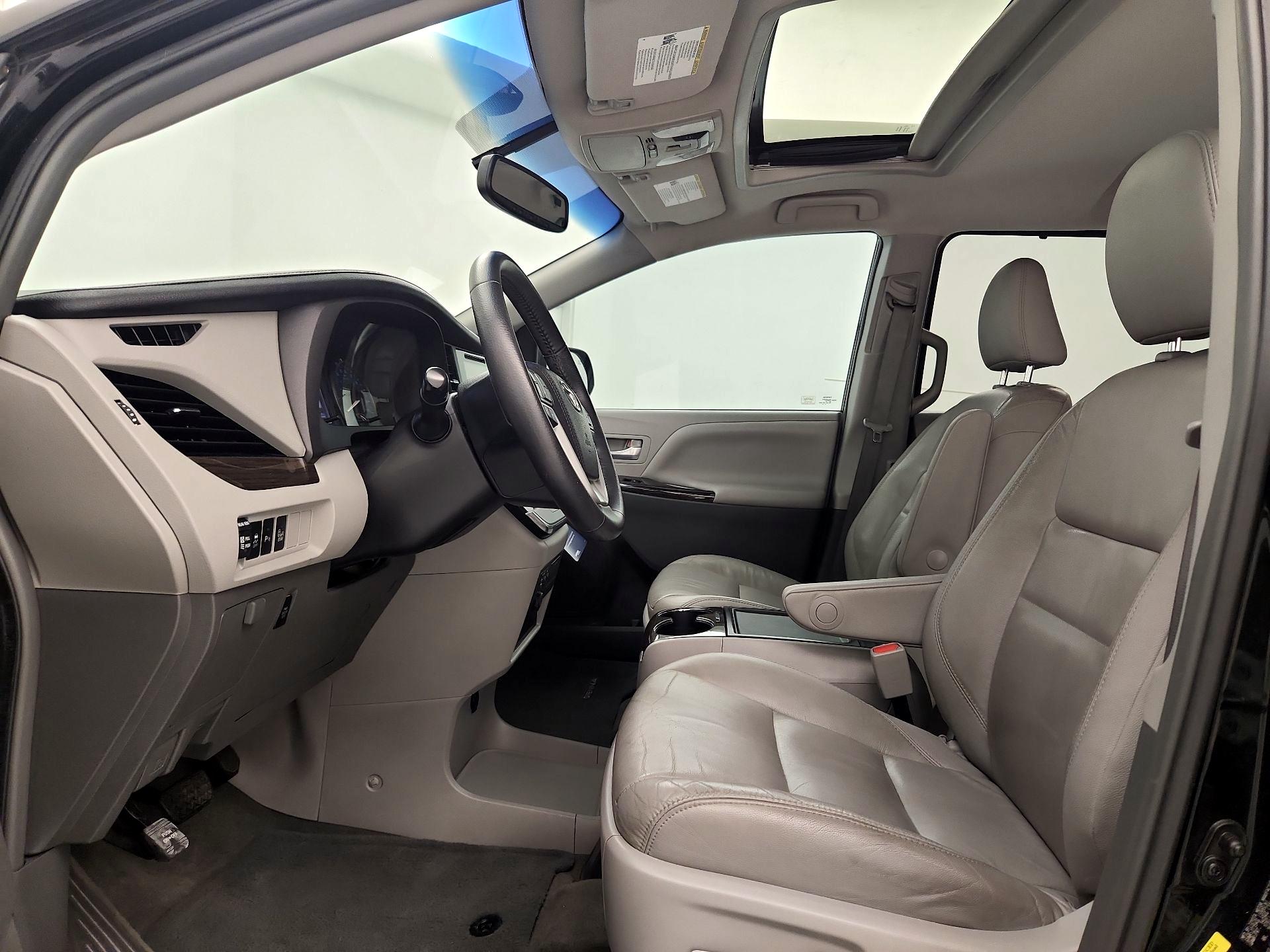 Thumbnail: 2017 Toyota Sienna - 11