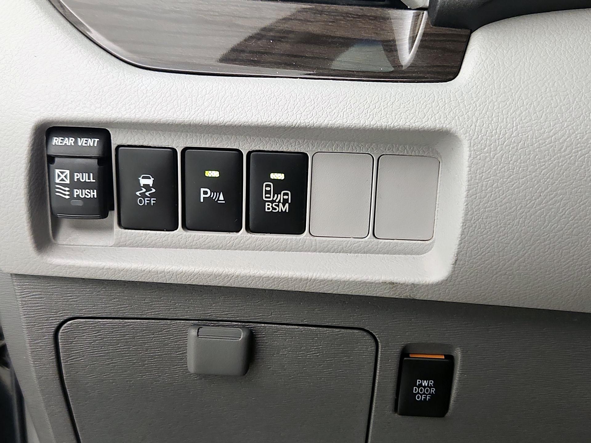 Thumbnail: 2017 Toyota Sienna - 13