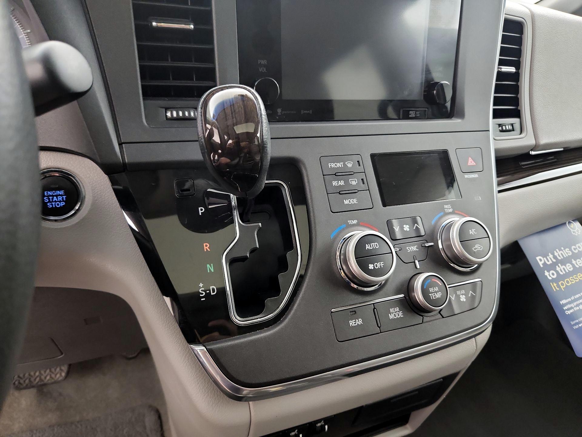 Thumbnail: 2017 Toyota Sienna - 18