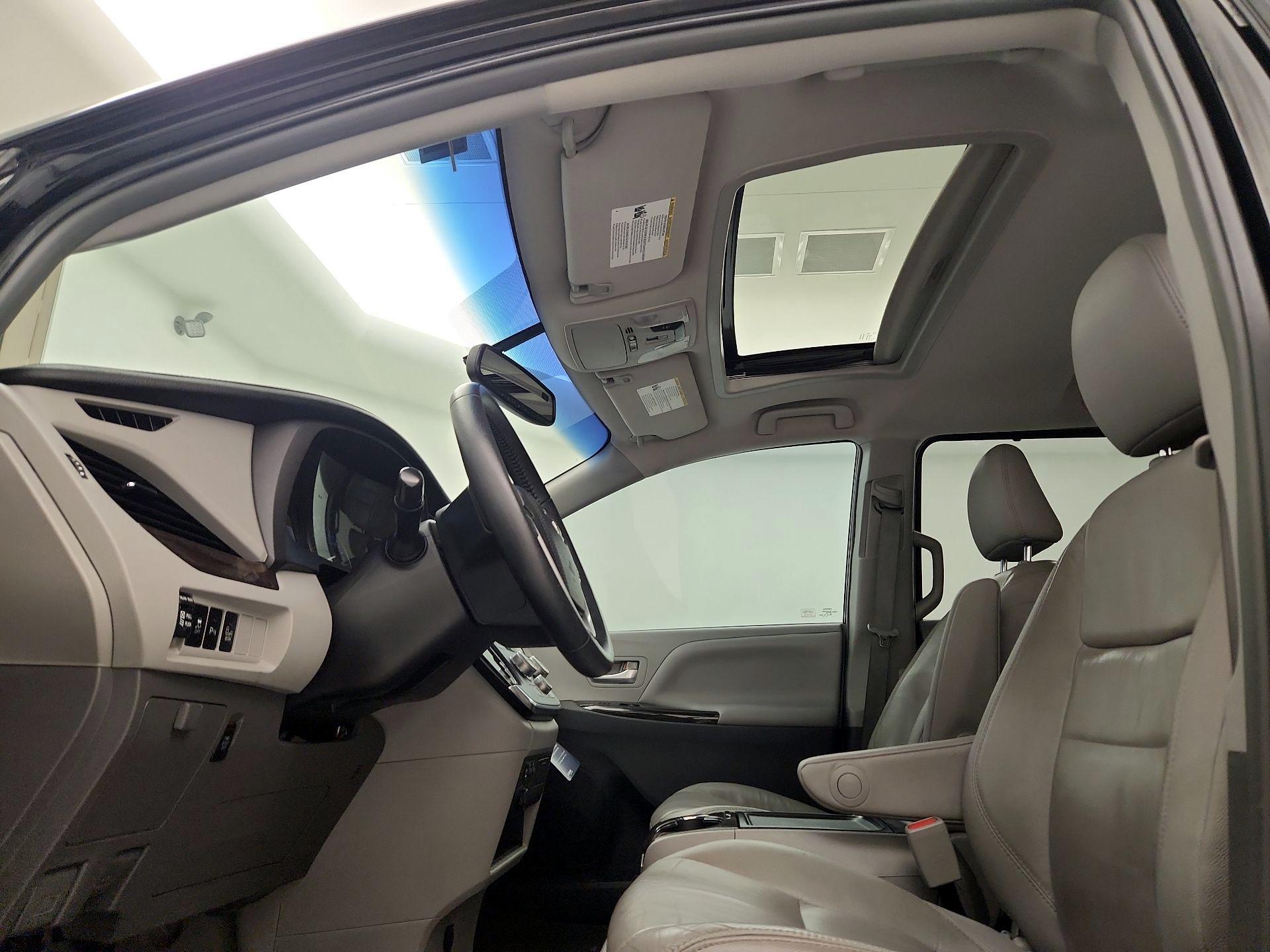 Thumbnail: 2017 Toyota Sienna - 20