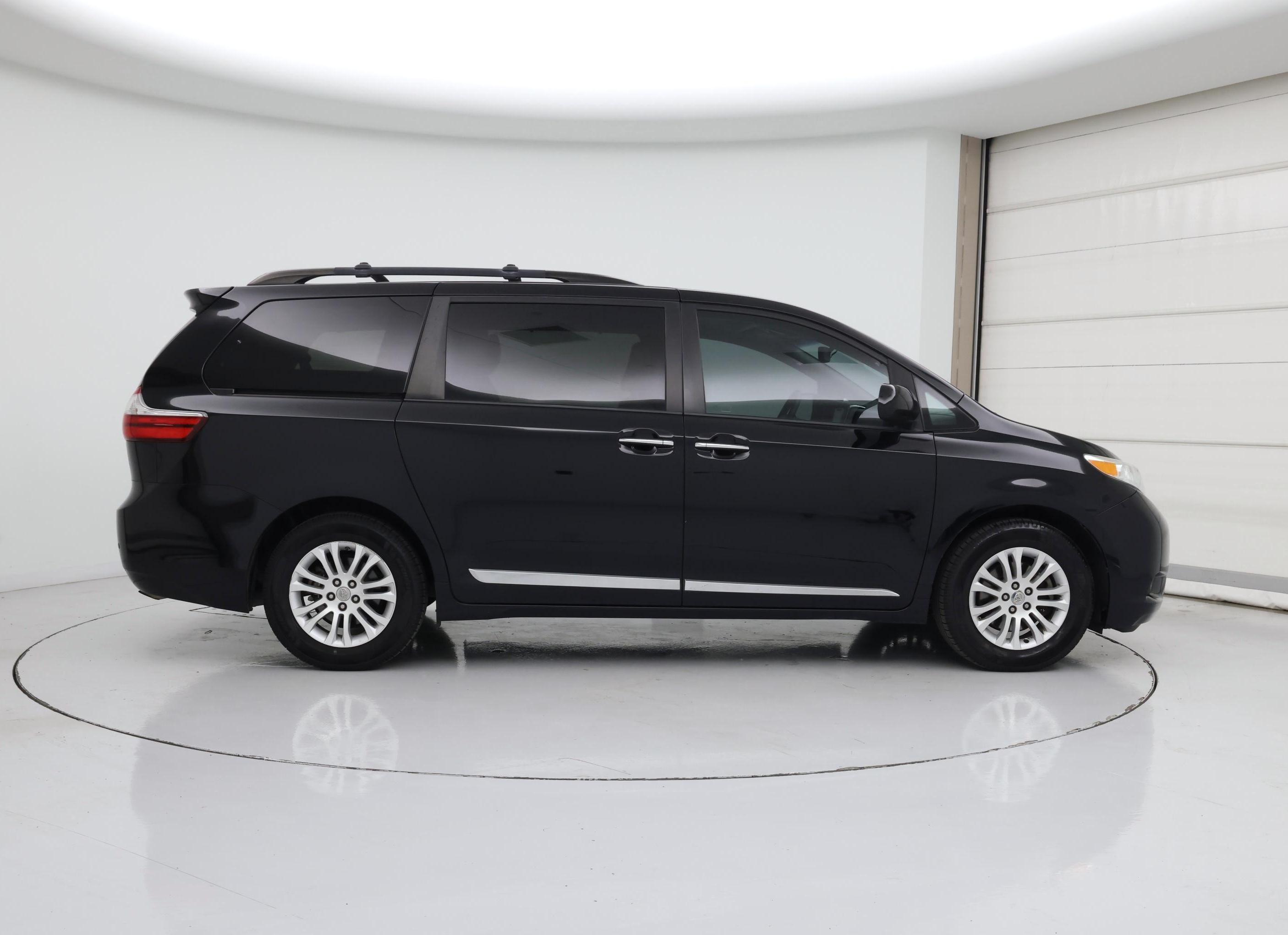 Thumbnail: 2017 Toyota Sienna - 7