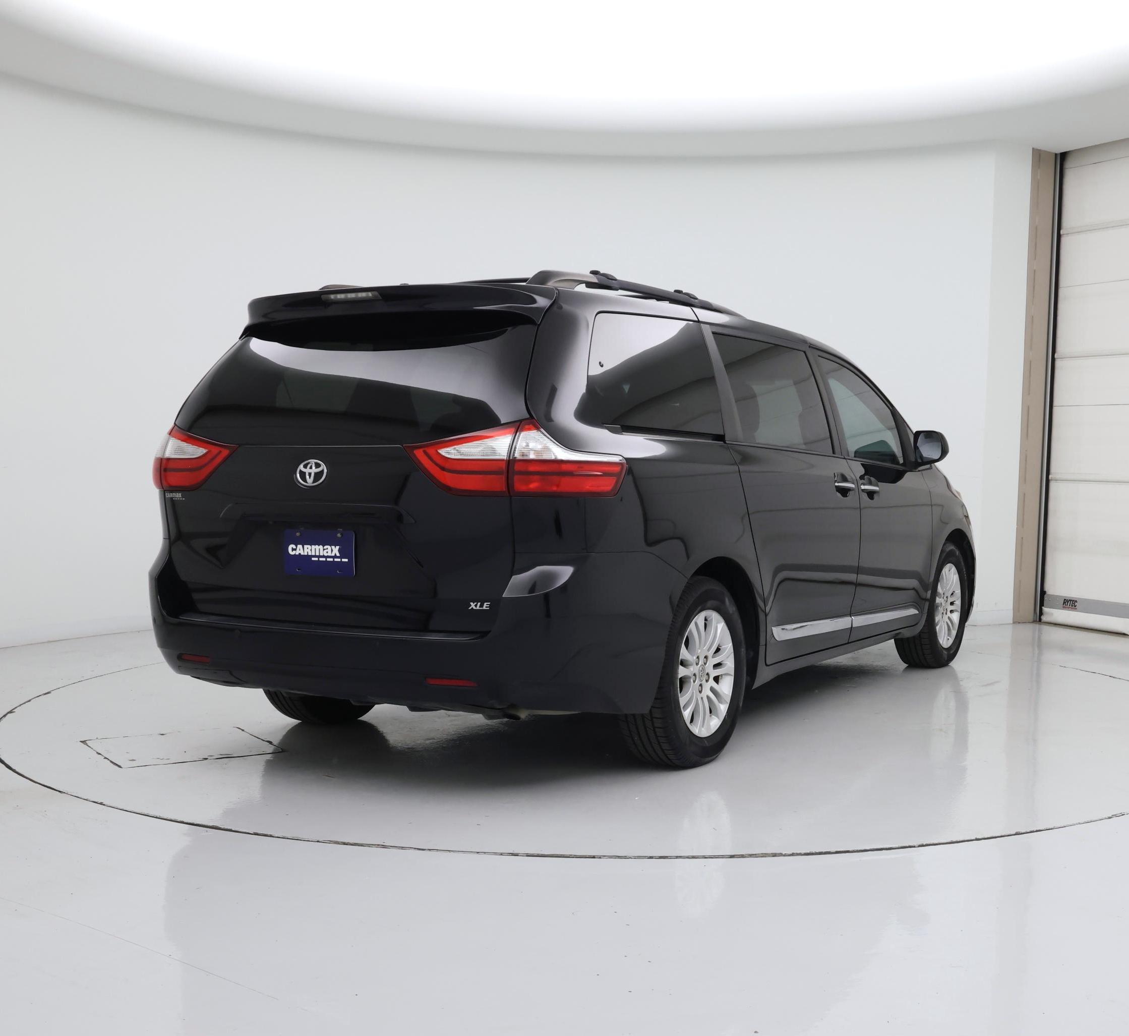 Thumbnail: 2017 Toyota Sienna - 8