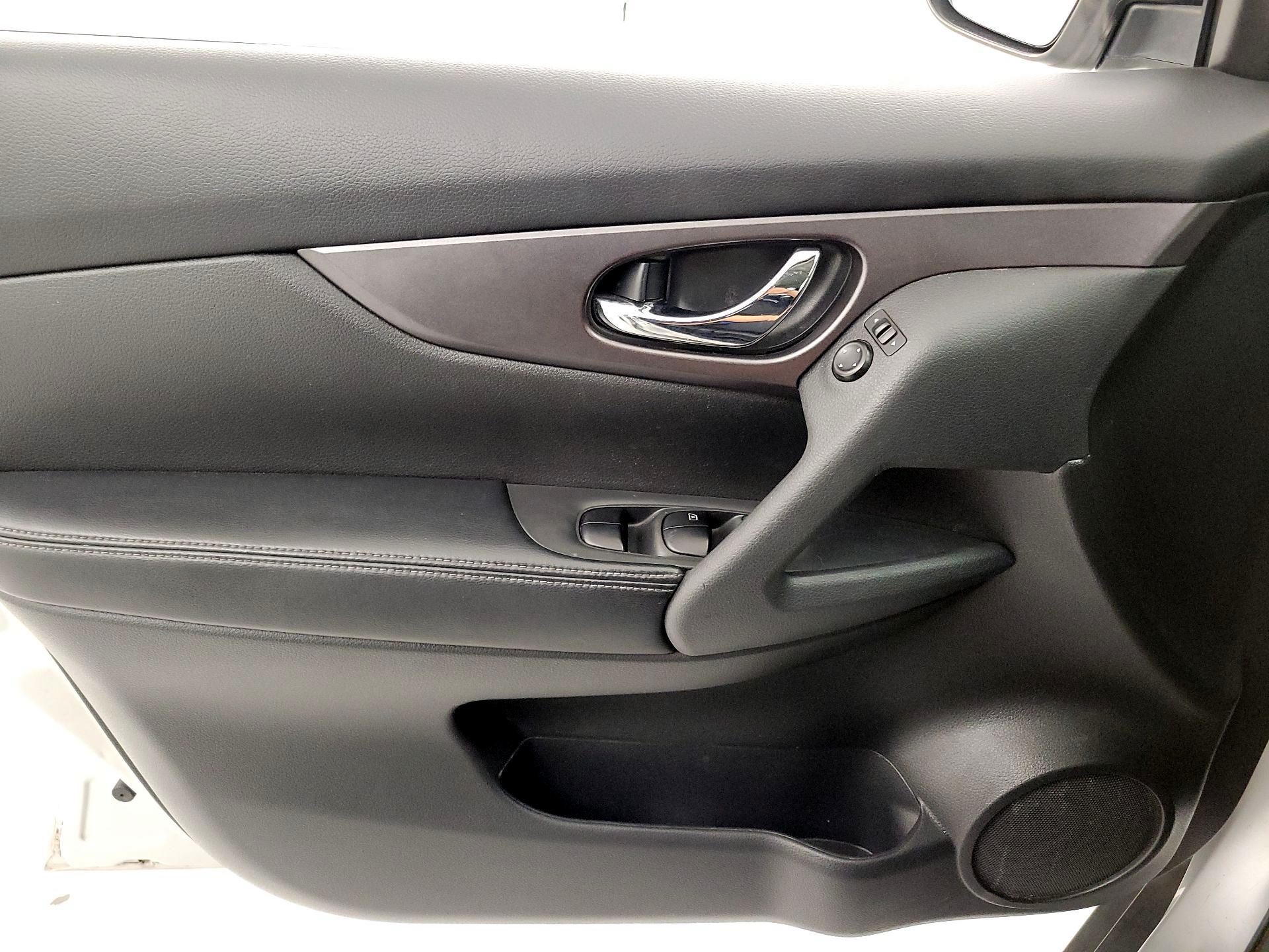 Thumbnail: 2016 Nissan Rogue - 12