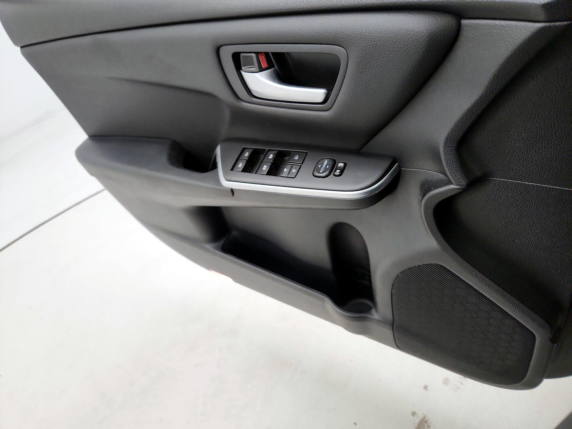 Thumbnail: 2015 Toyota Camry - 12
