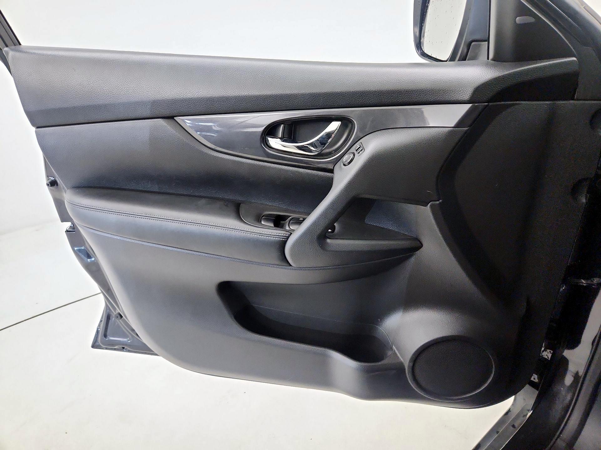Thumbnail: 2017 Nissan Rogue - 12