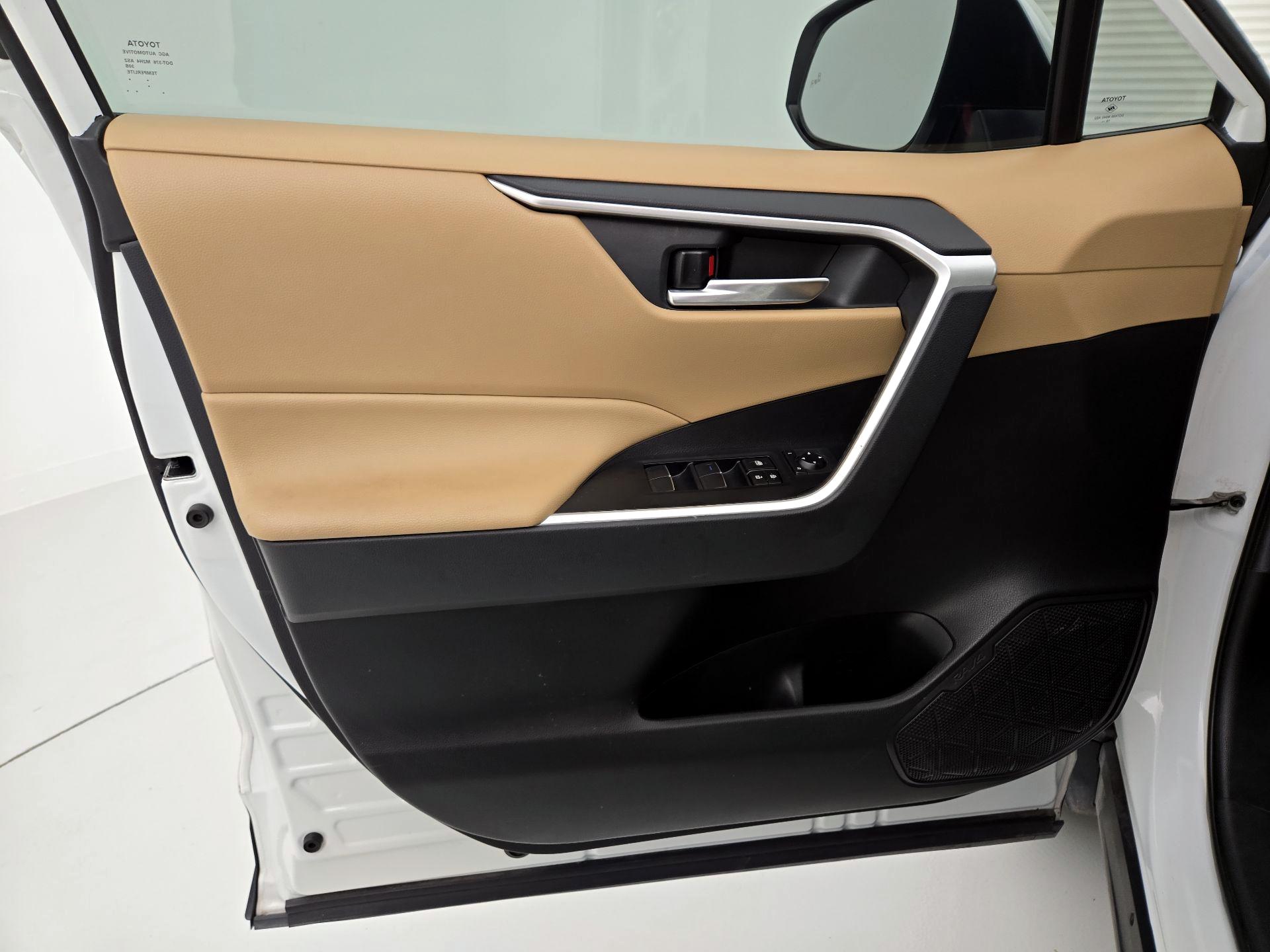 Thumbnail: 2020 Toyota RAV4 - 12