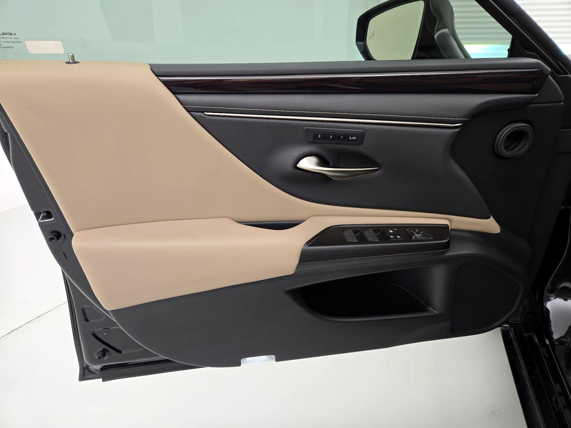 Thumbnail: 2019 Lexus ES - 12