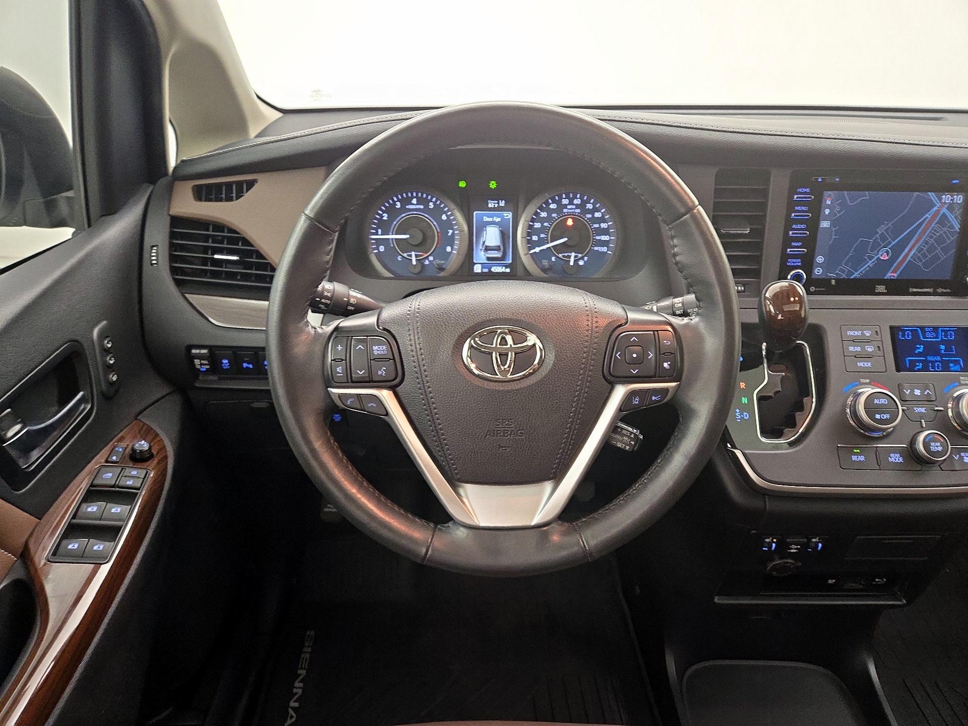 Thumbnail: 2020 Toyota Sienna - 10