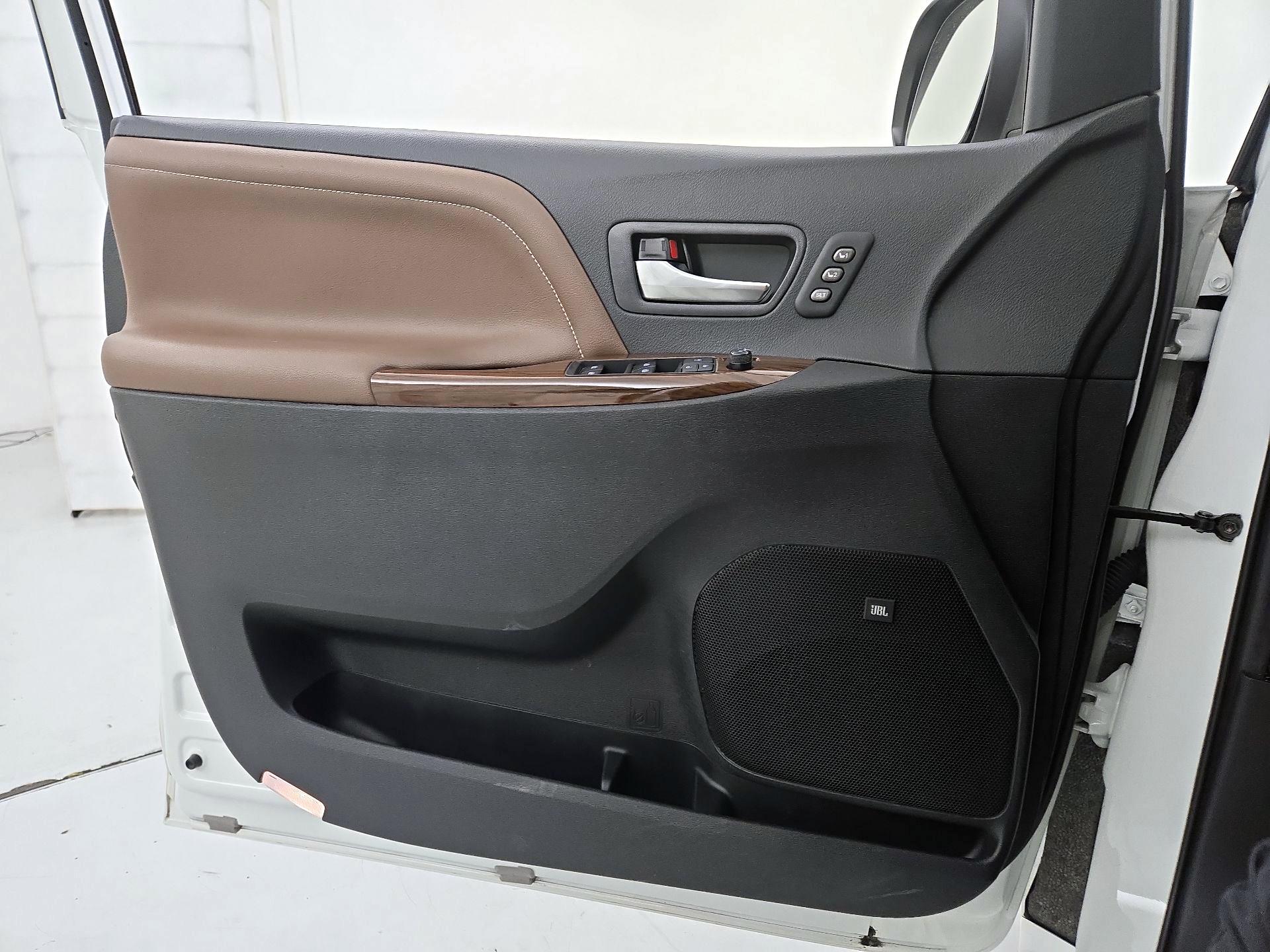 Thumbnail: 2020 Toyota Sienna - 12