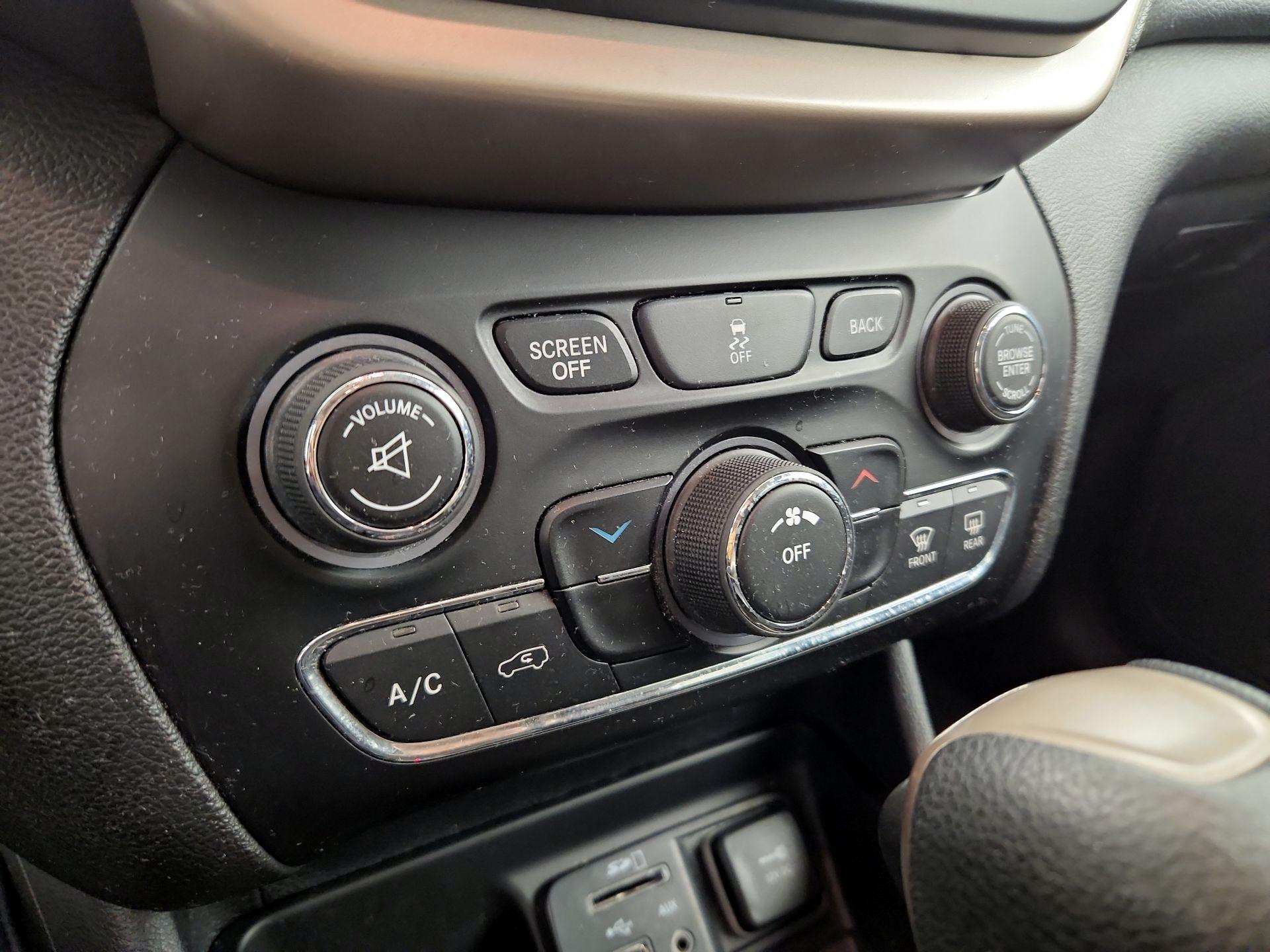 Thumbnail: 2017 Jeep Cherokee - 16