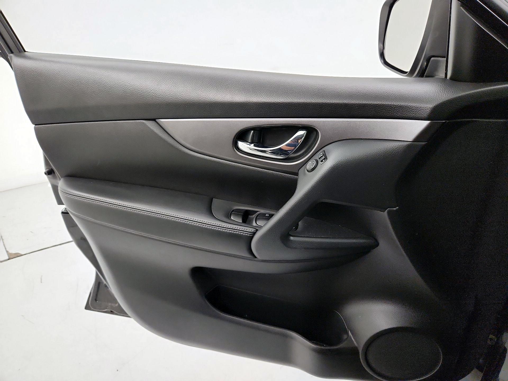Thumbnail: 2016 Nissan Rogue - 12