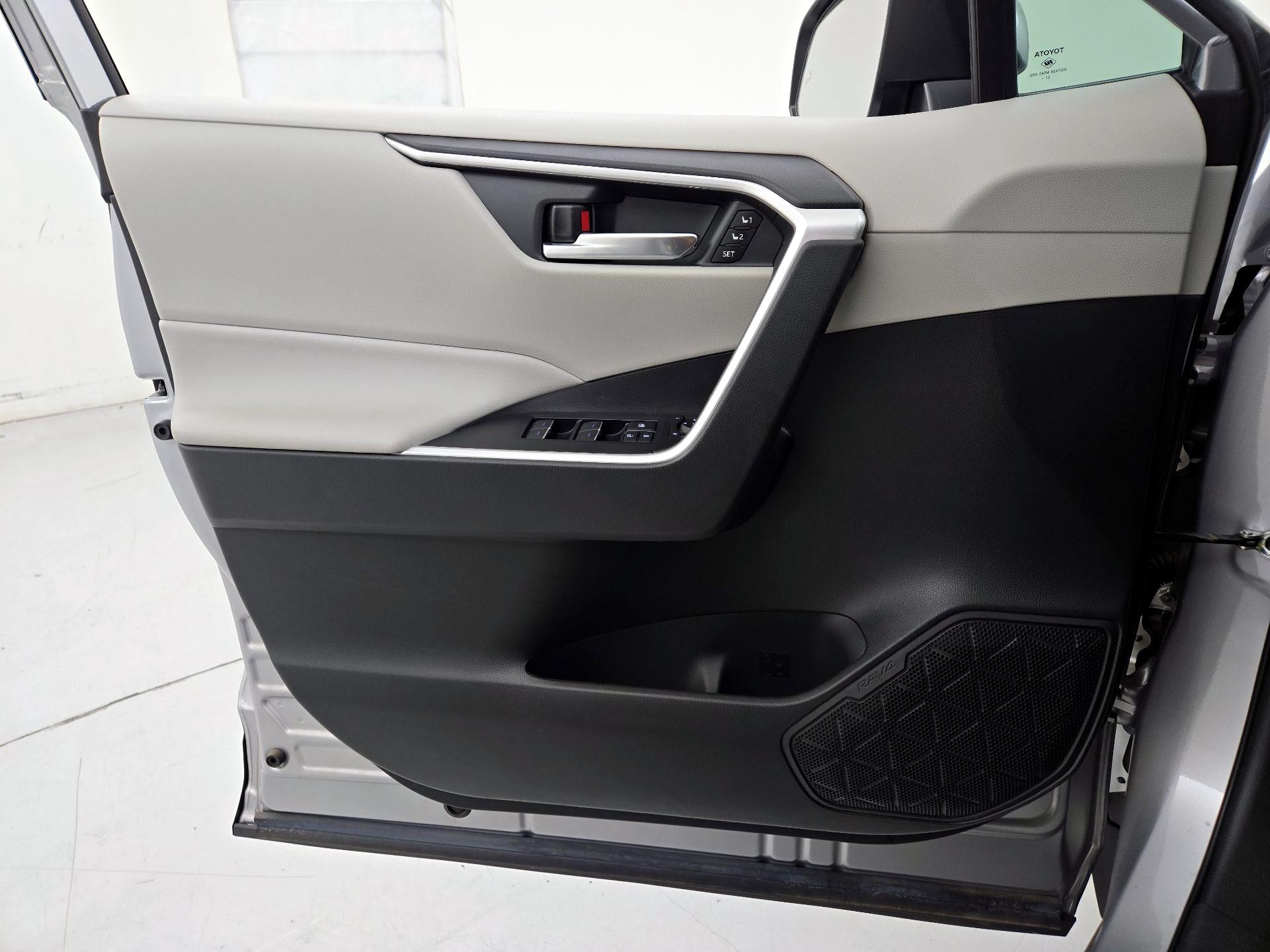 Thumbnail: 2022 Toyota RAV4 - 12