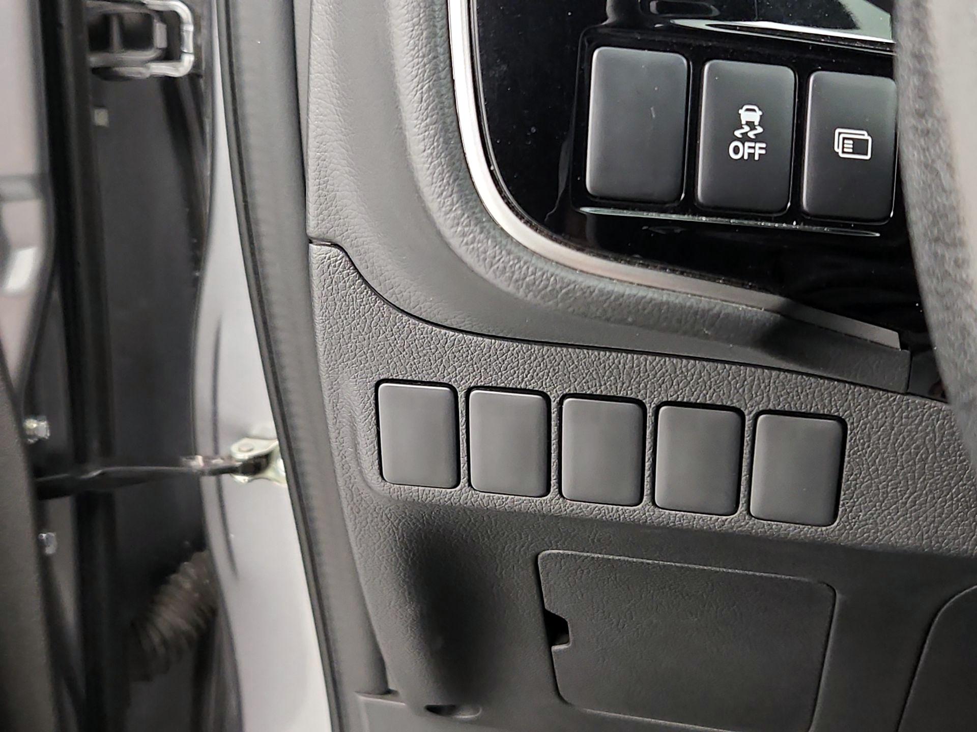 Thumbnail: 2018 Mitsubishi Outlander - 13