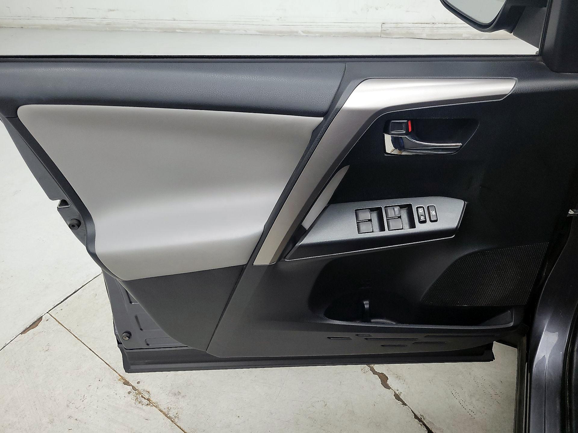 Thumbnail: 2017 Toyota RAV4 - 12