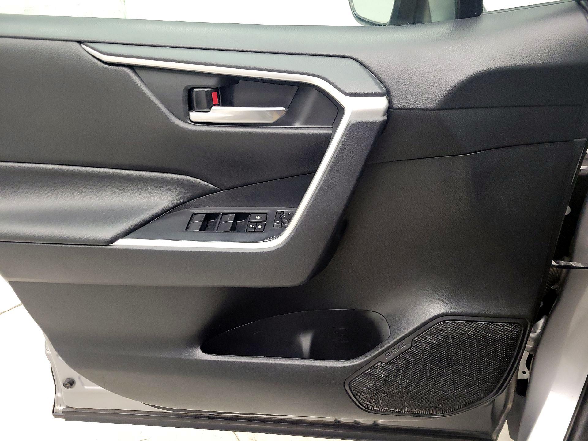 Thumbnail: 2020 Toyota RAV4 - 12