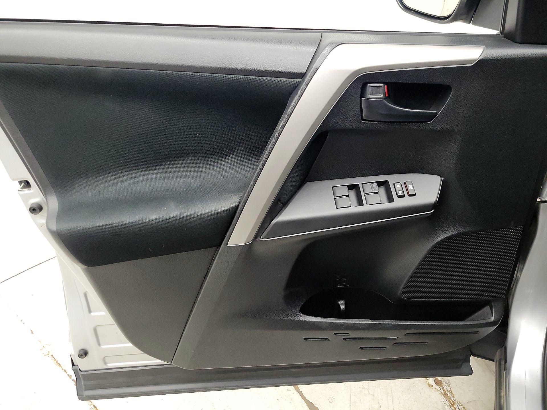 Thumbnail: 2016 Toyota RAV4 - 12