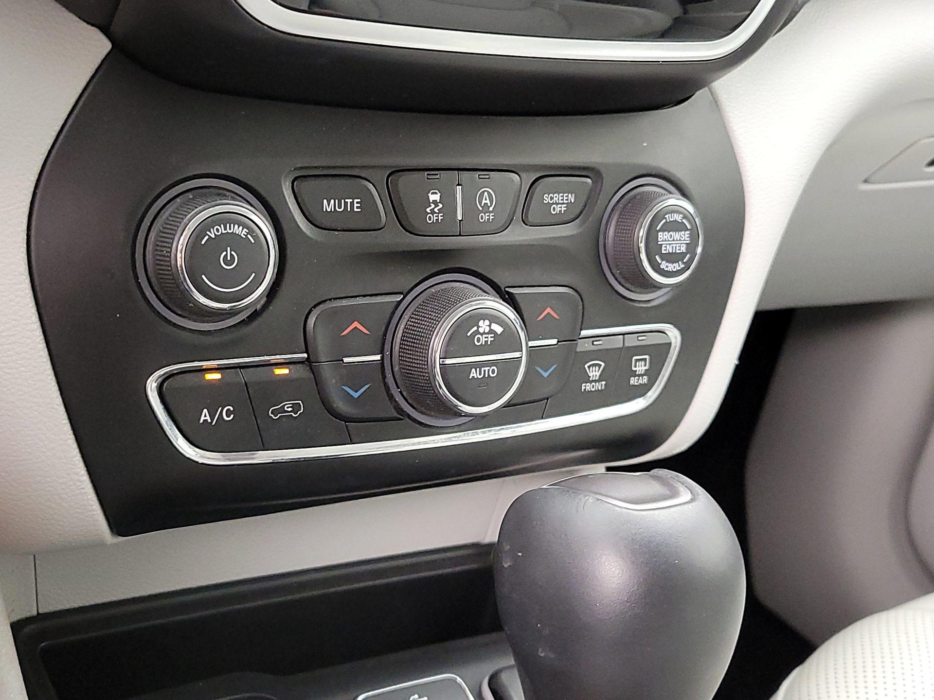Thumbnail: 2019 Jeep Cherokee - 17