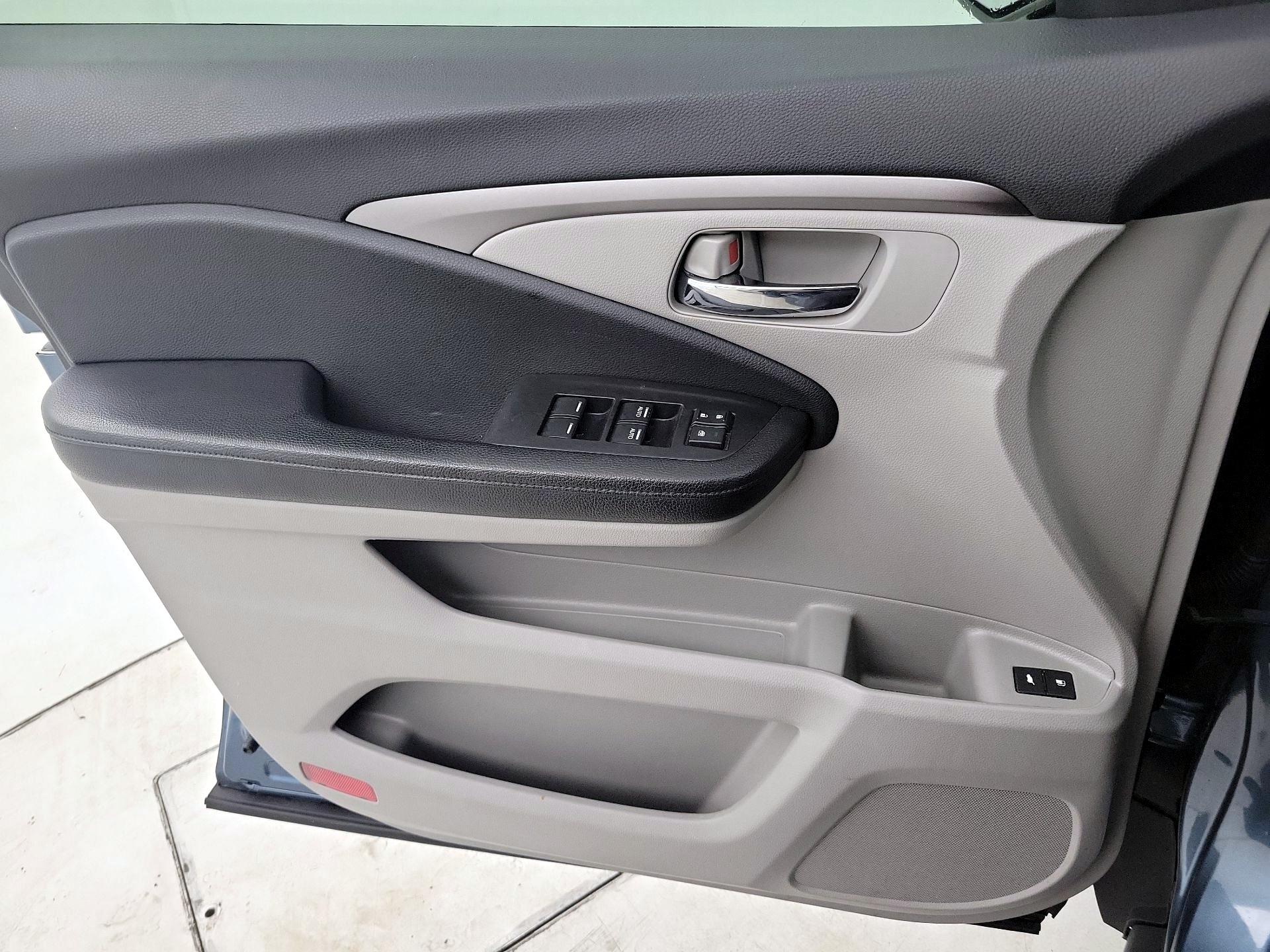 Thumbnail: 2017 Honda Pilot - 12