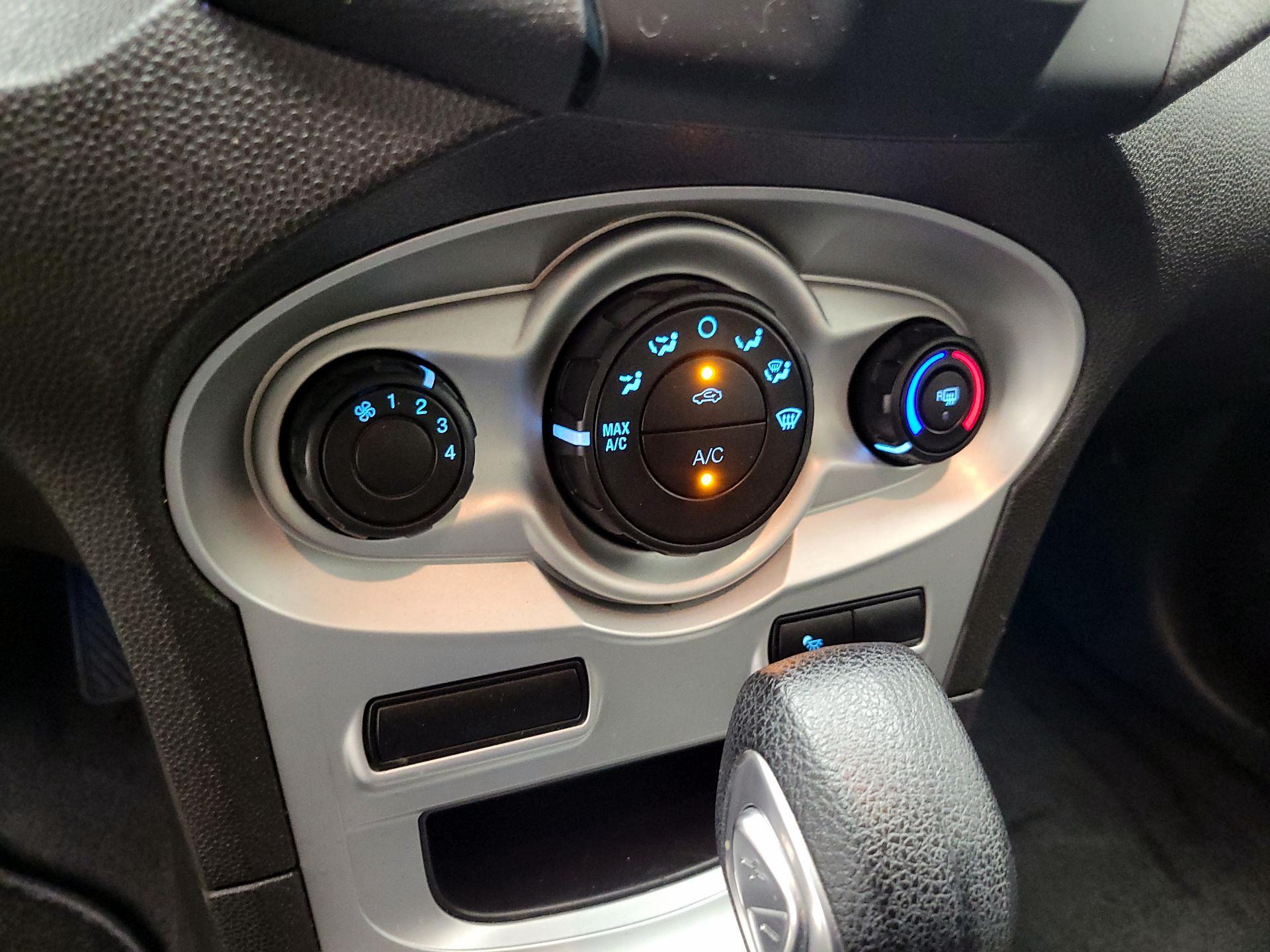 Thumbnail: 2016 Ford Fiesta - 15