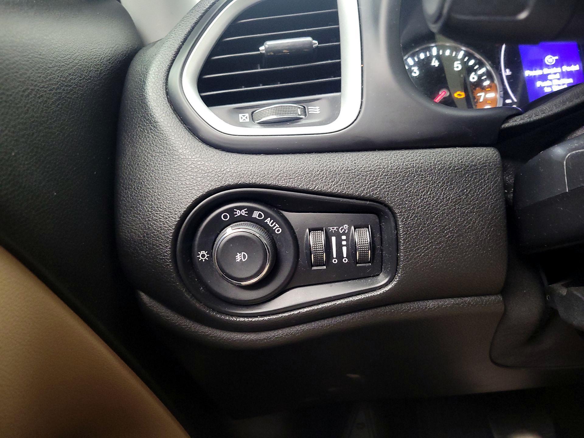 Thumbnail: 2016 Jeep Renegade - 13
