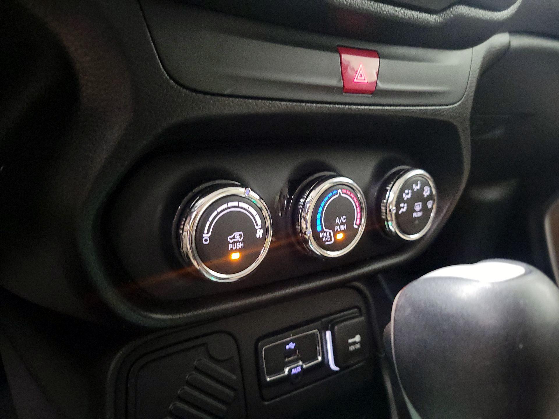 Thumbnail: 2016 Jeep Renegade - 17