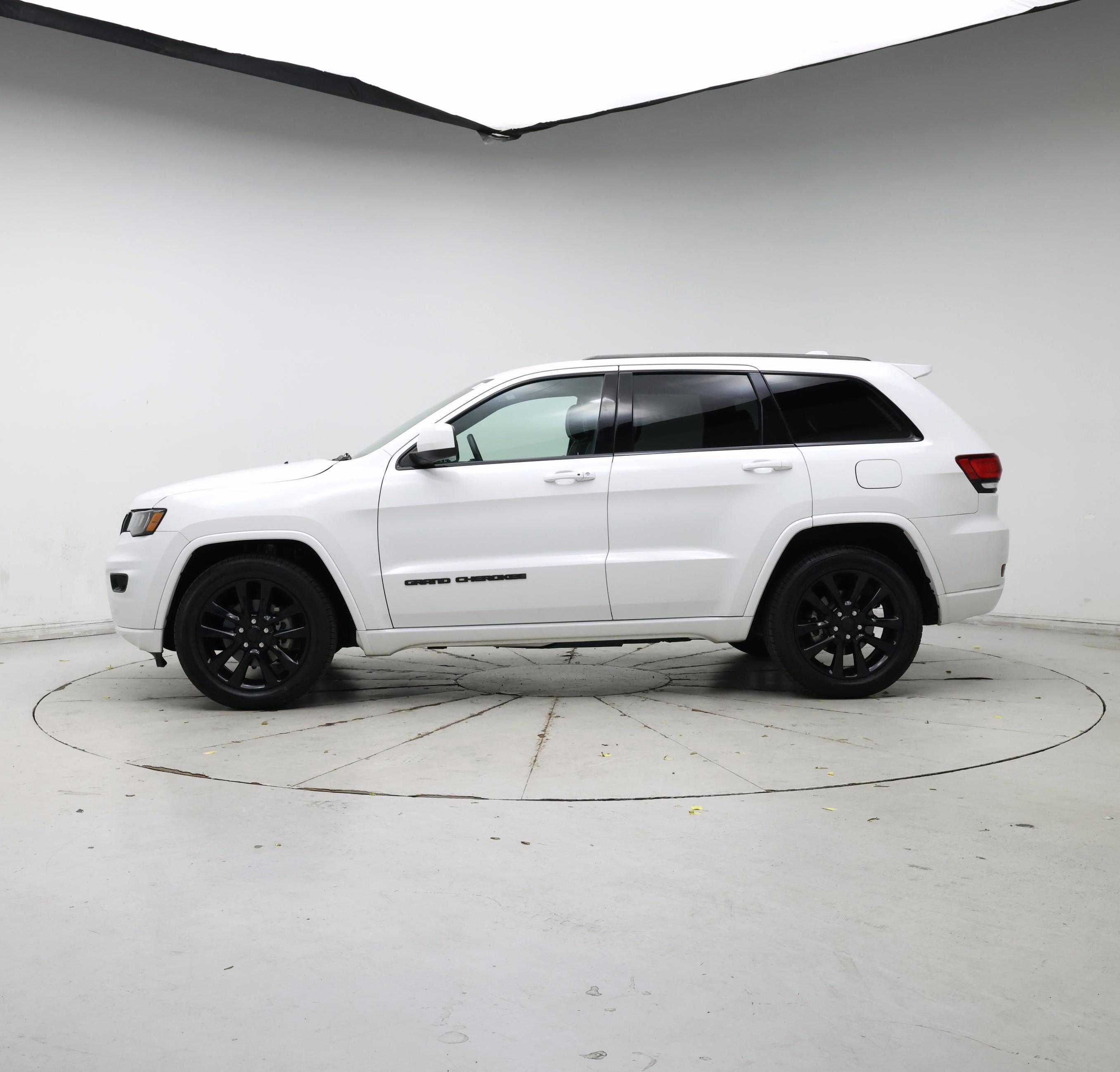 Thumbnail: 2018 Jeep Grand Cherokee - 3