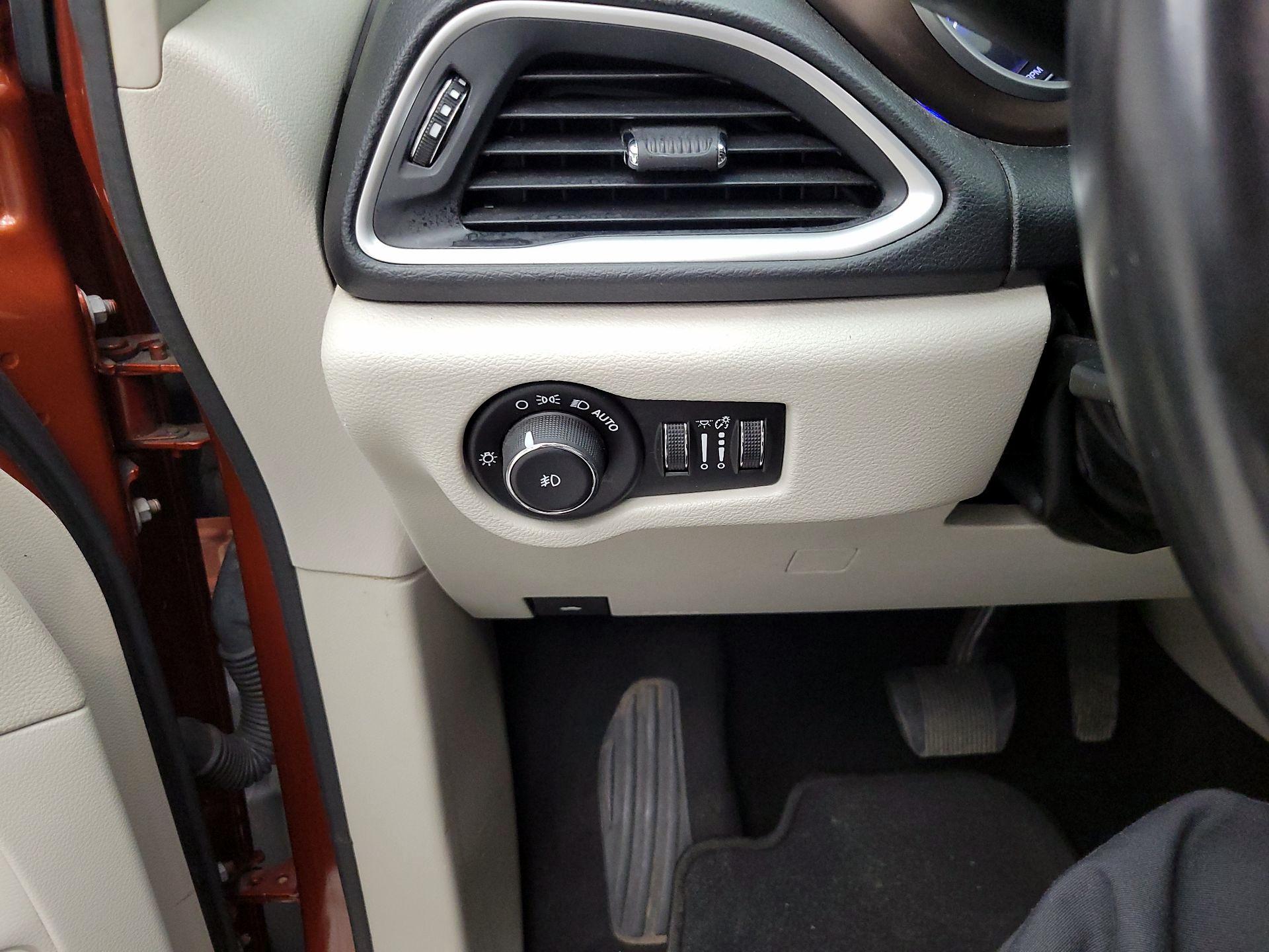 Thumbnail: 2018 Chrysler Pacifica - 13