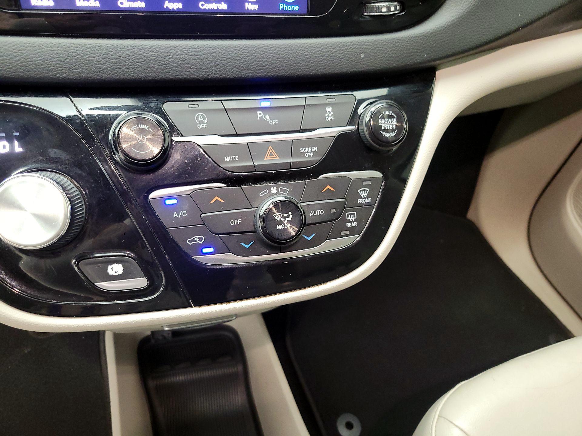 Thumbnail: 2018 Chrysler Pacifica - 17