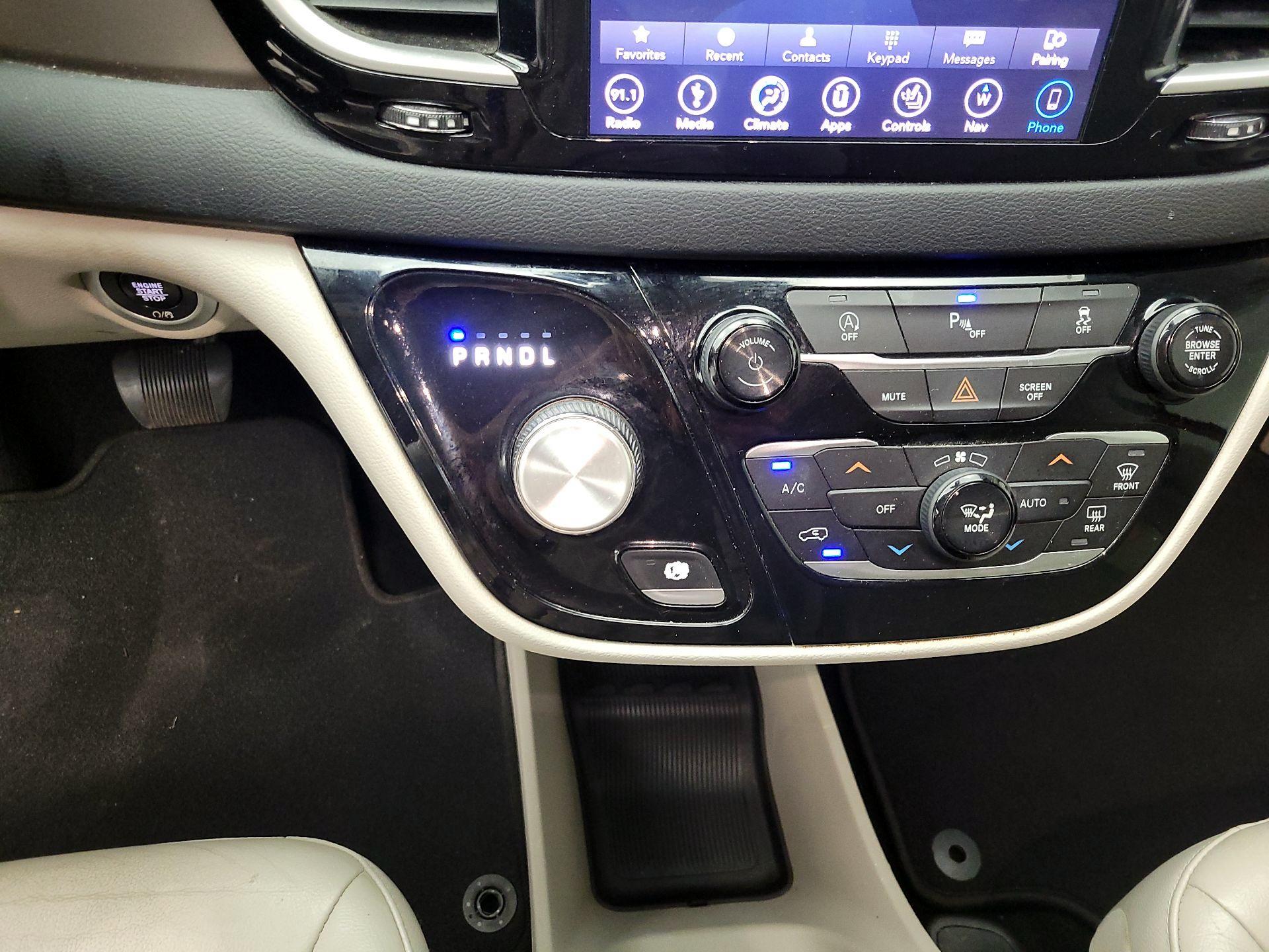 Thumbnail: 2018 Chrysler Pacifica - 18