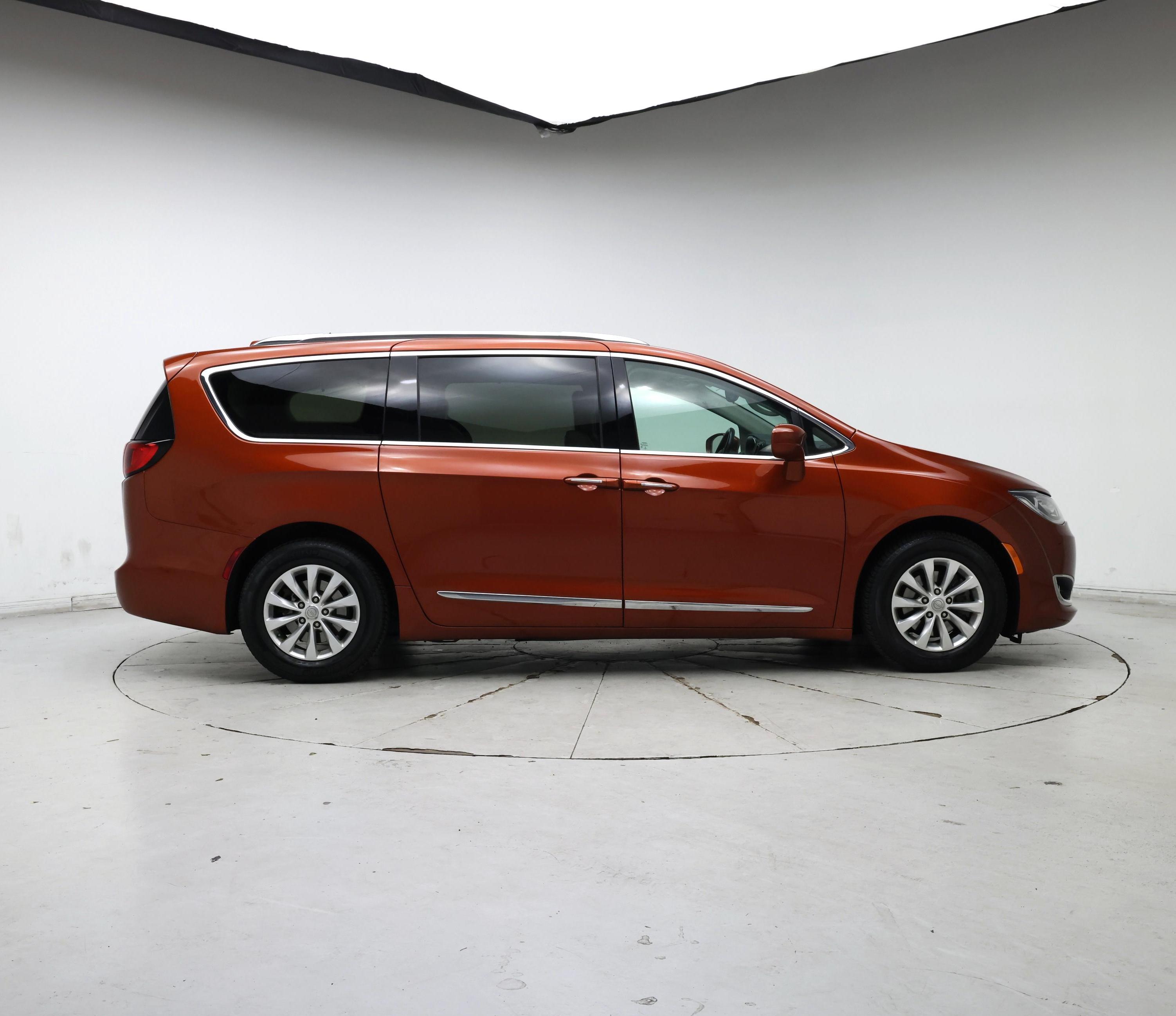 Thumbnail: 2018 Chrysler Pacifica - 7