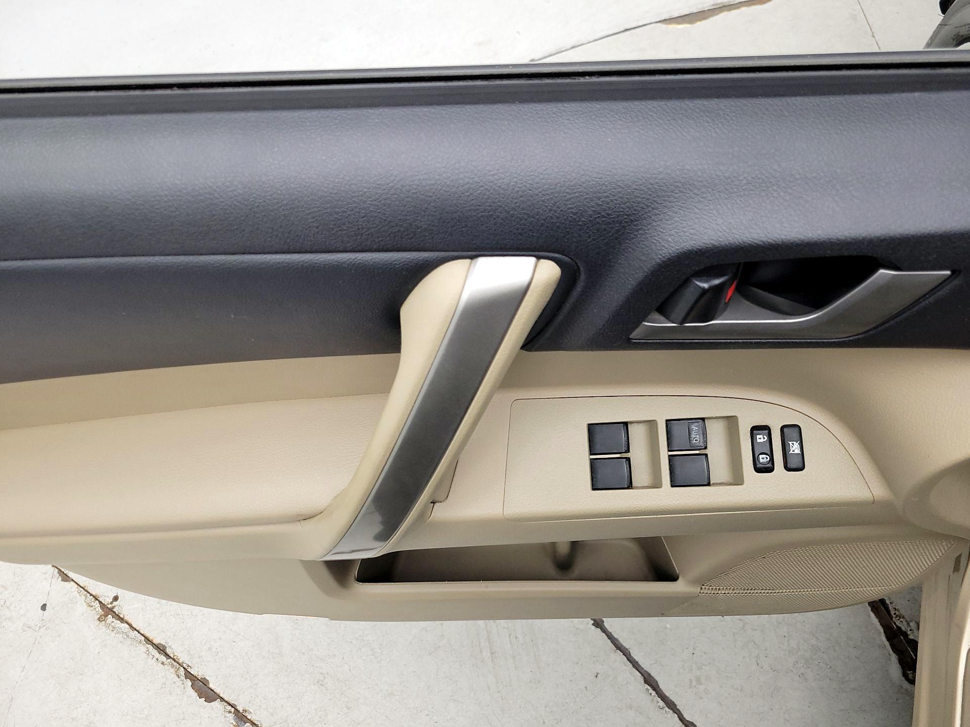 Thumbnail: 2013 Toyota Highlander - 12
