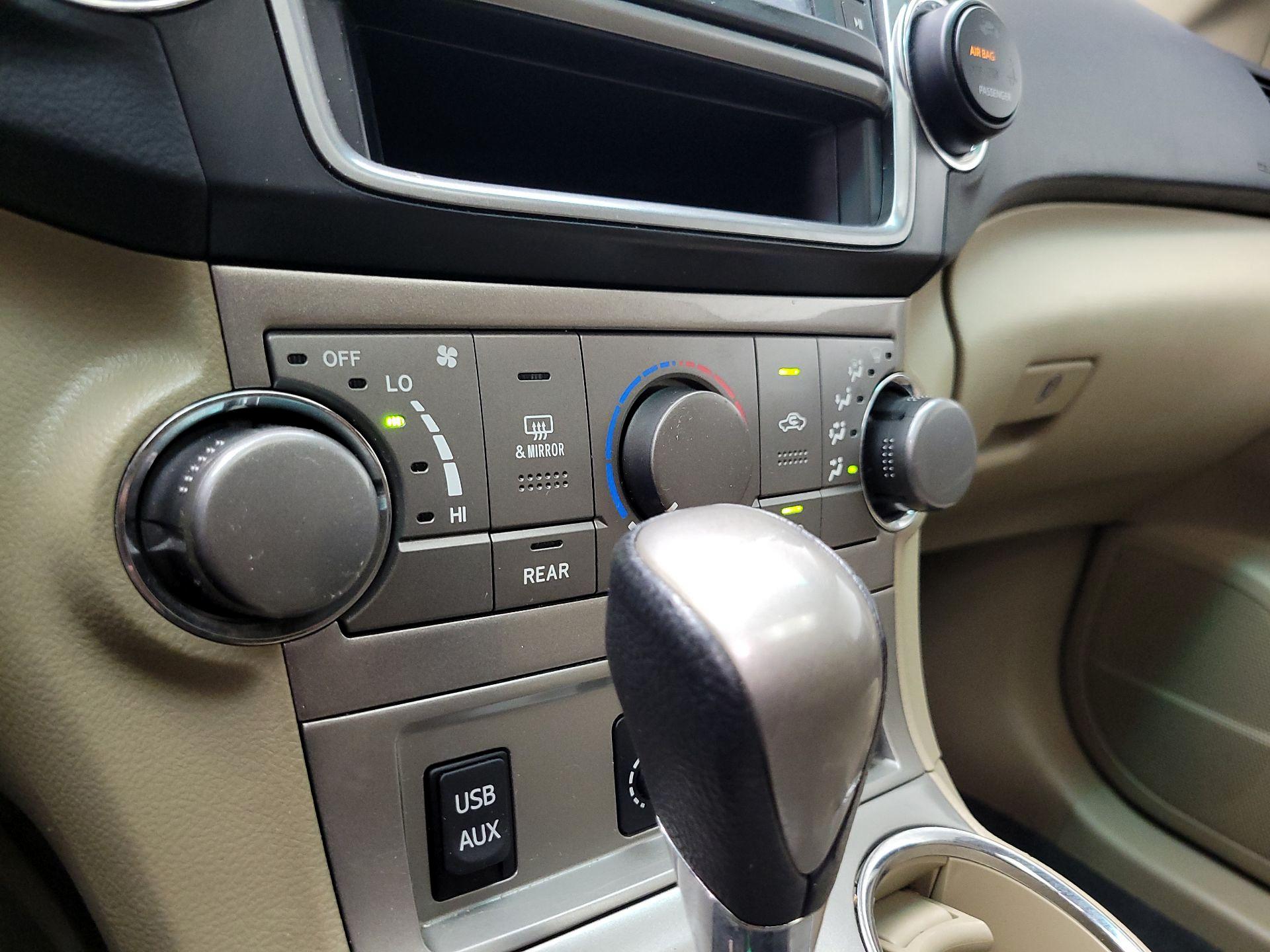 Thumbnail: 2013 Toyota Highlander - 16