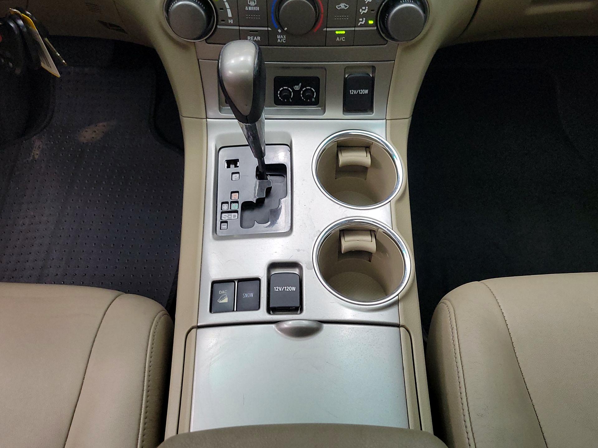 Thumbnail: 2013 Toyota Highlander - 17