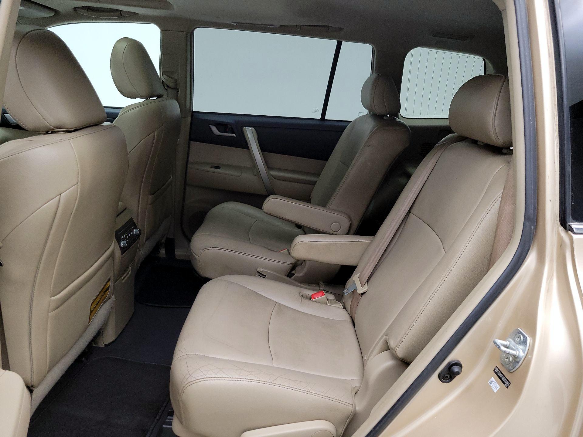 Thumbnail: 2013 Toyota Highlander - 20